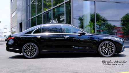 Góc chụp ngang thân xe Mercedes S450 Luxury màu Đen dài bề thế