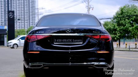 Đuôi xe Mercedes S450 Luxury màu Đen lịch lãm cuốn hút từ phía sau