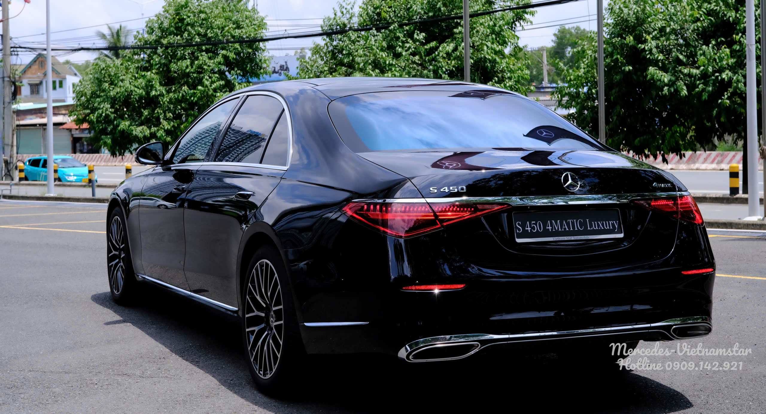 Thiết kế đuôi xe Mercedes S450 Luxury màu Đen tinh tế và sắc sảo