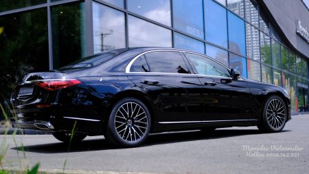 Kiểu dáng thanh thoát lịch lãm của Mercedes S450 Luxury màu Đen