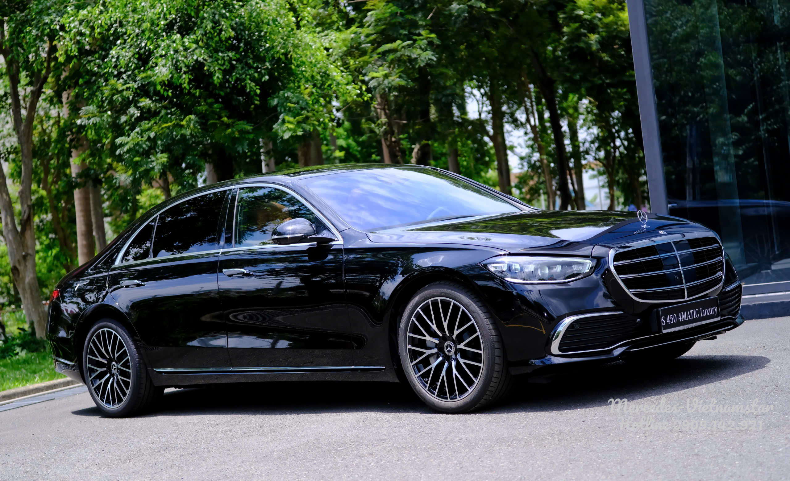 Đầu xe Mercedes S450 Luxury màu Đen bóng bẩy thu hút mọi ánh nhìn