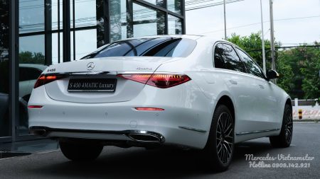 Góc nhìn 3/4 sau của xe Mercedes S450 Luxury V2 Màu Trắng.