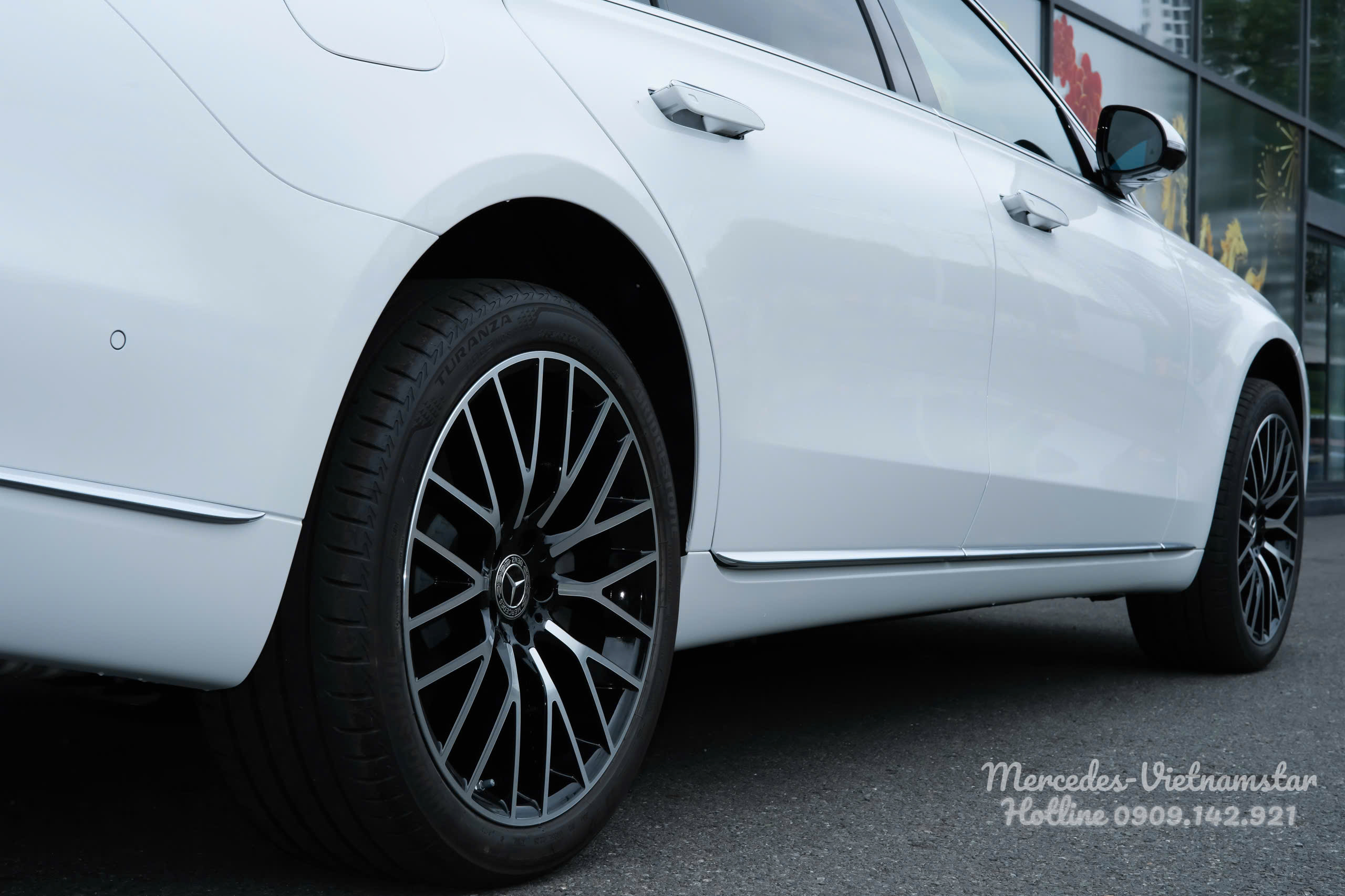 Vành xe hợp kim đa chấu sang trọng trên Mercedes S450 Luxury V2 Màu Trắng.
