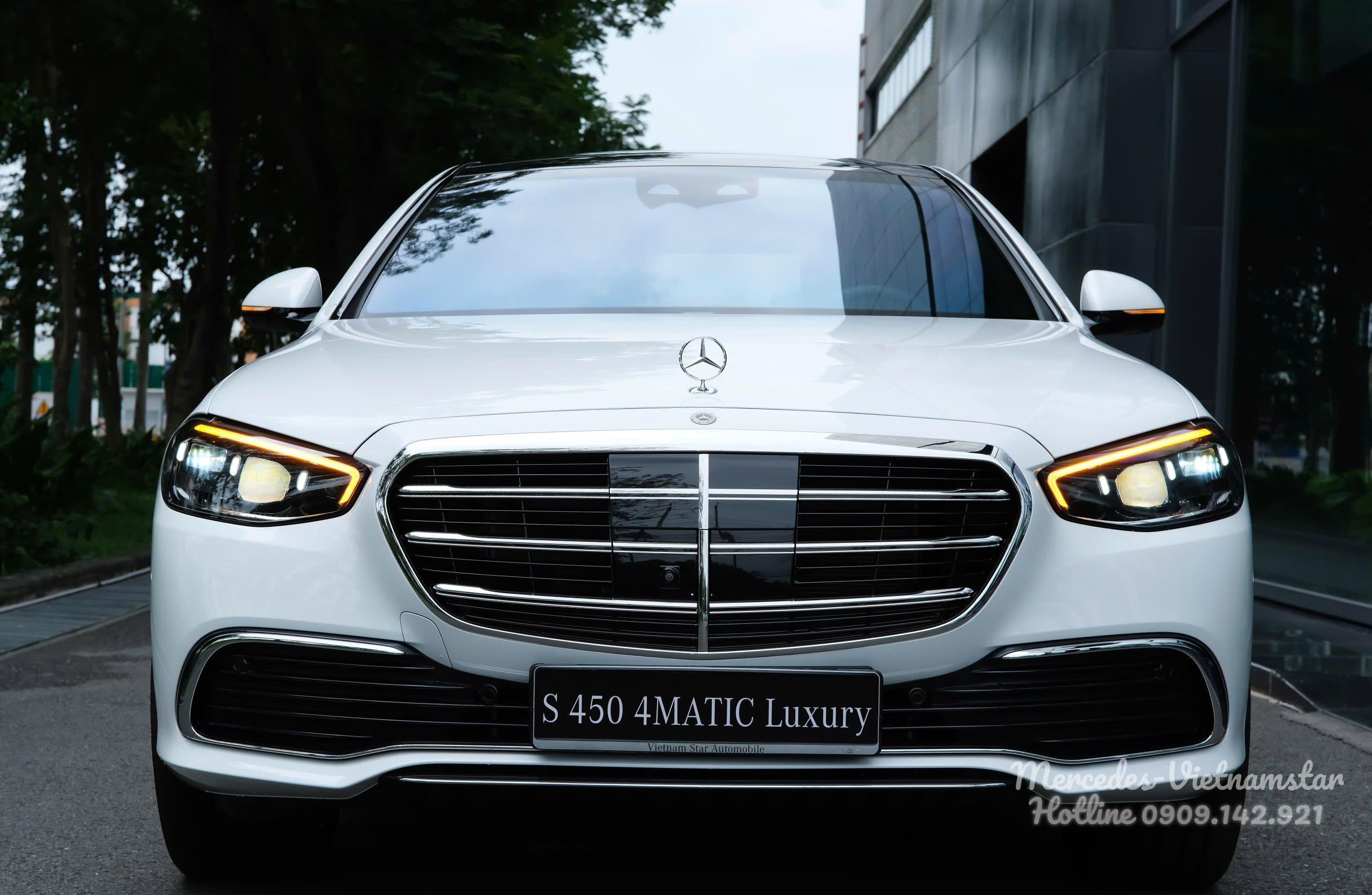 Đèn pha LED Multibeam sắc sảo trên Mercedes S450 Luxury V2 Màu Trắng.