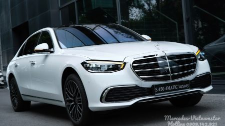 Cận cảnh đầu xe Mercedes S450 Luxury V2 Màu Trắng nổi bật với lưới tản nhiệt chrome.