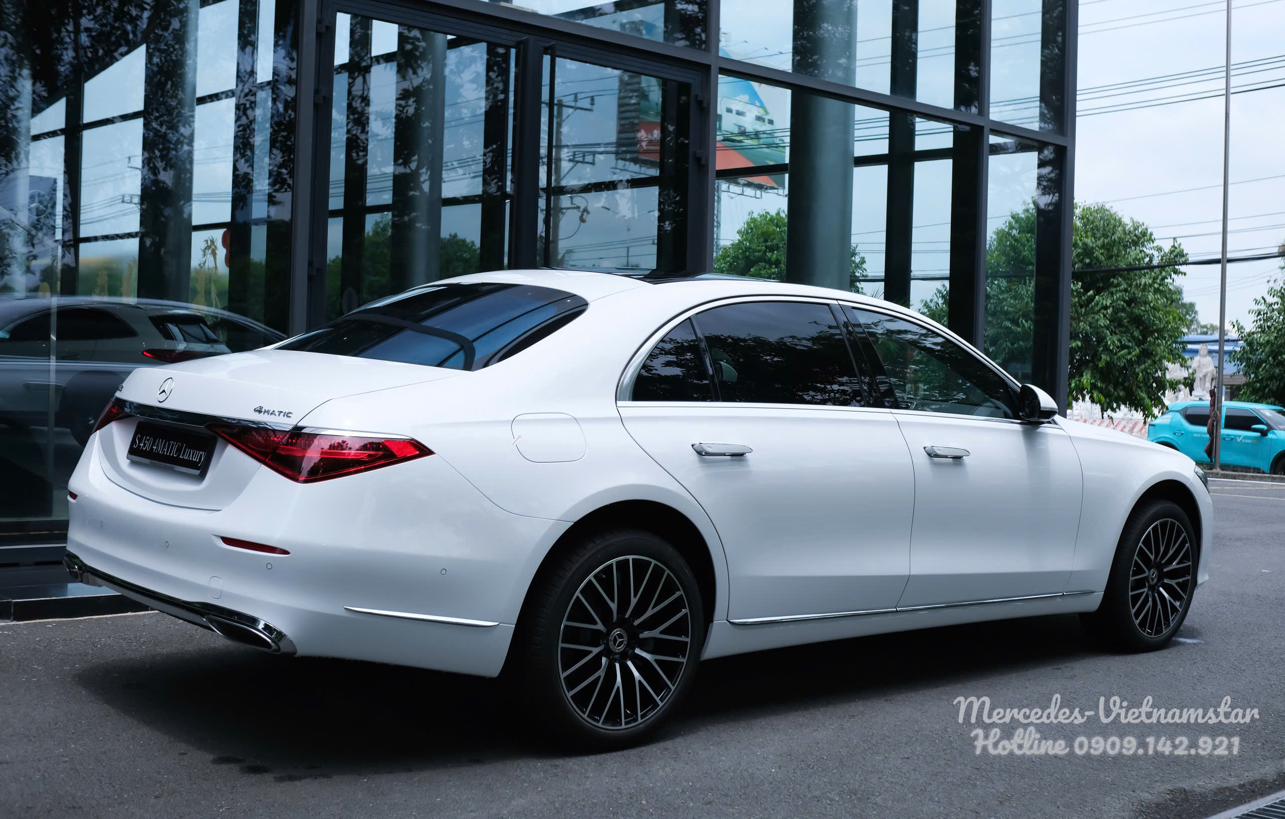 Tay nắm cửa ẩn tinh tế trên thân xe Mercedes S450 Luxury V2 Màu Trắng.