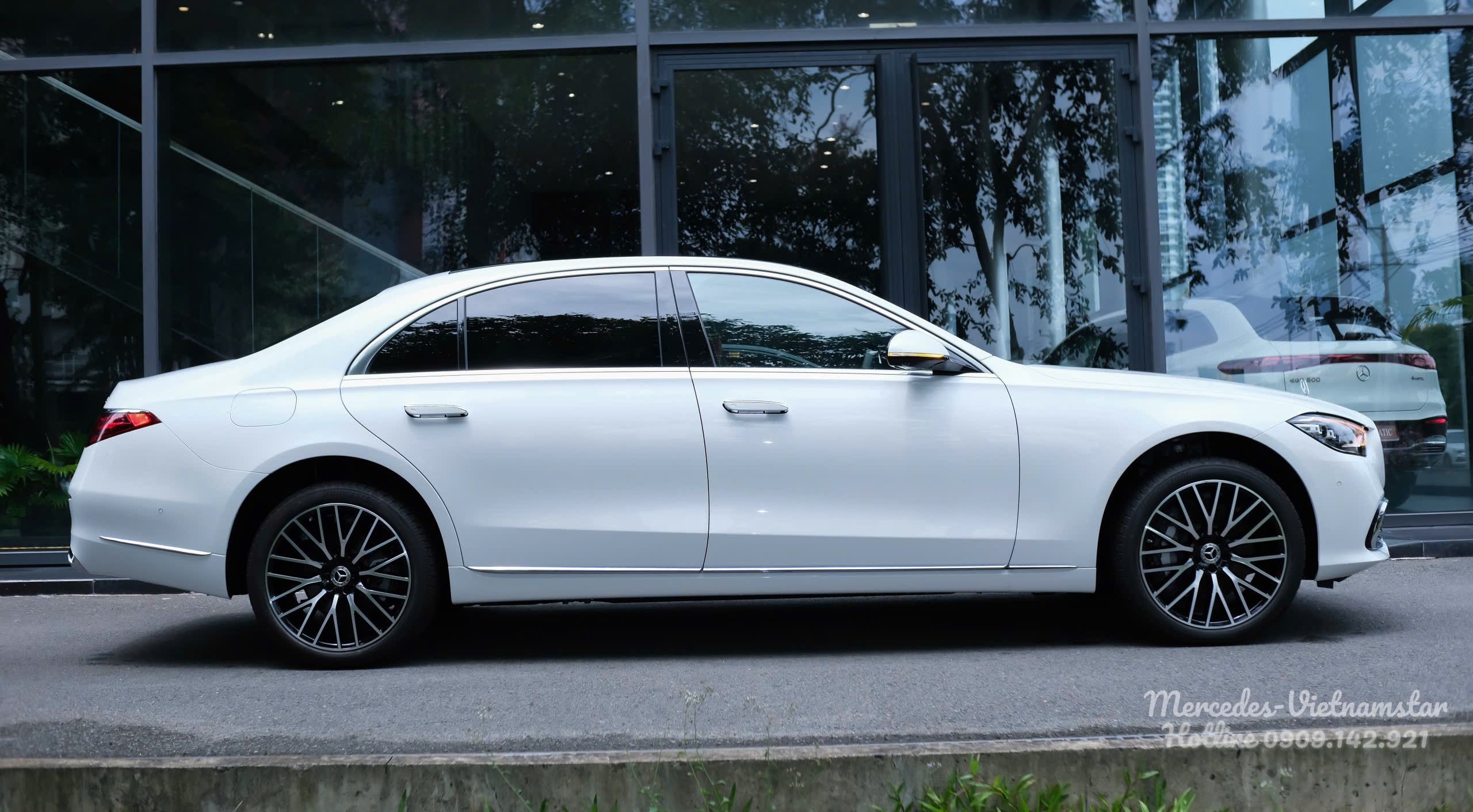 Góc nhìn ngang thân xe Mercedes S450 Luxury V2 Màu Trắng khoe vẻ dài và mượt mà.