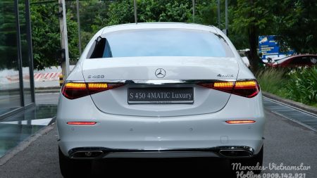 Đuôi xe Mercedes S450 Luxury V2 Màu Trắng tinh tế với đèn hậu LED.