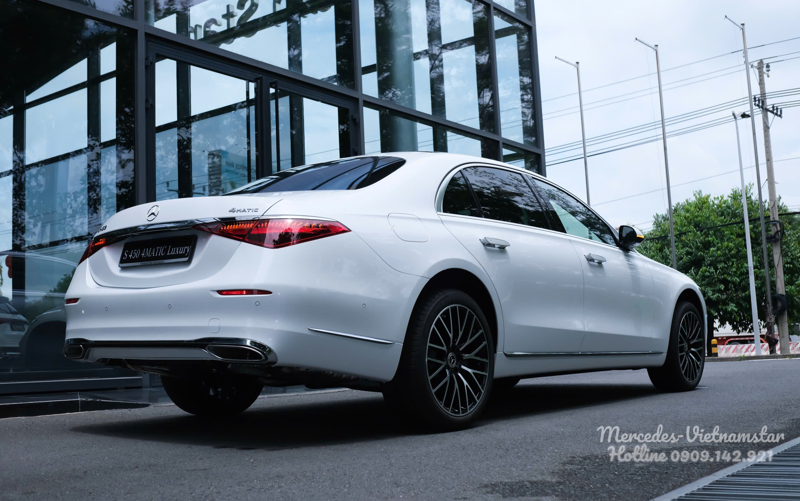 Góc nhìn 3/4 sau của xe Mercedes S450 Luxury V2 Màu Trắng.