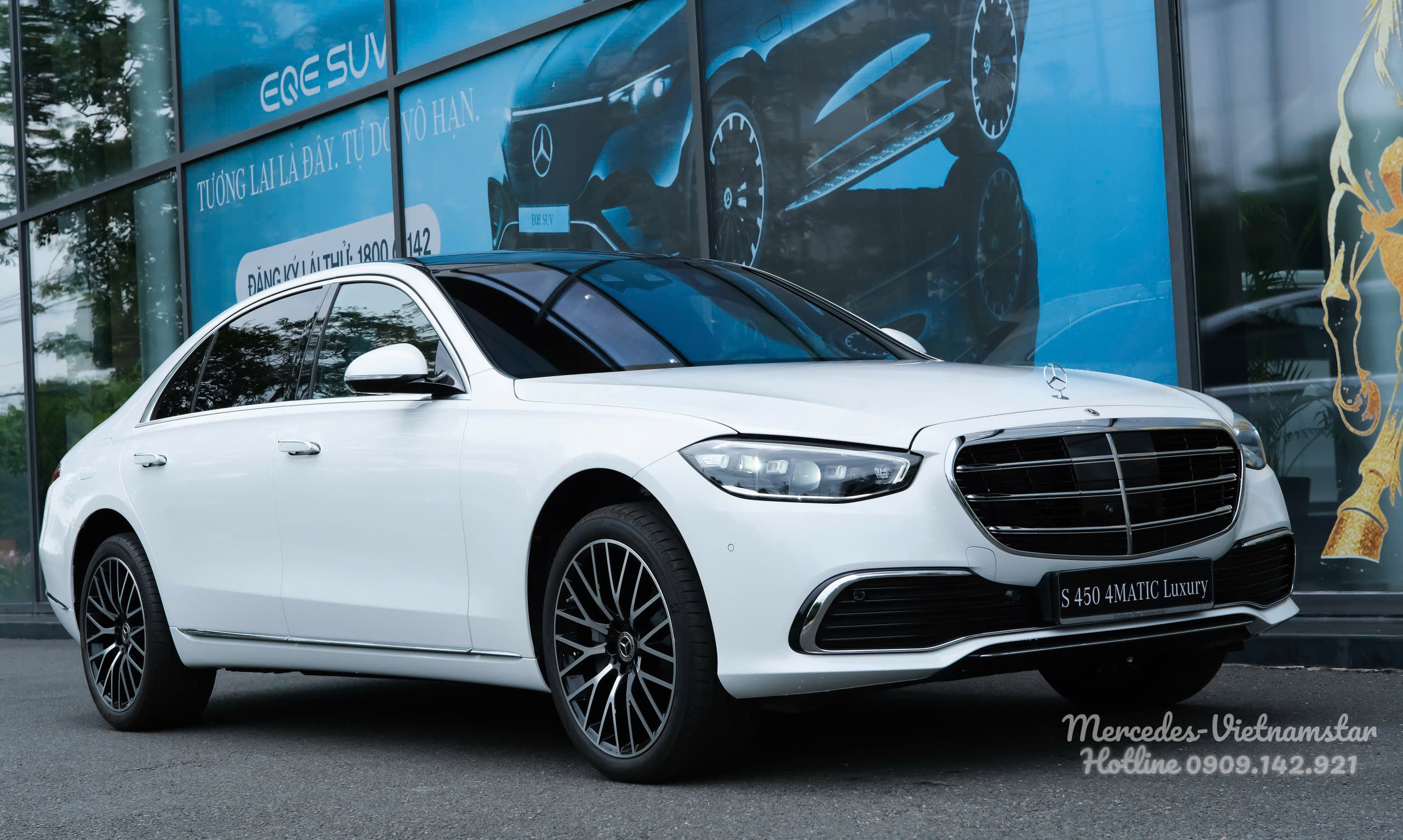 Góc nhìn từ phía trước thể hiện sự uy nghi của xe Mercedes S450 Luxury V2 Màu Trắng.