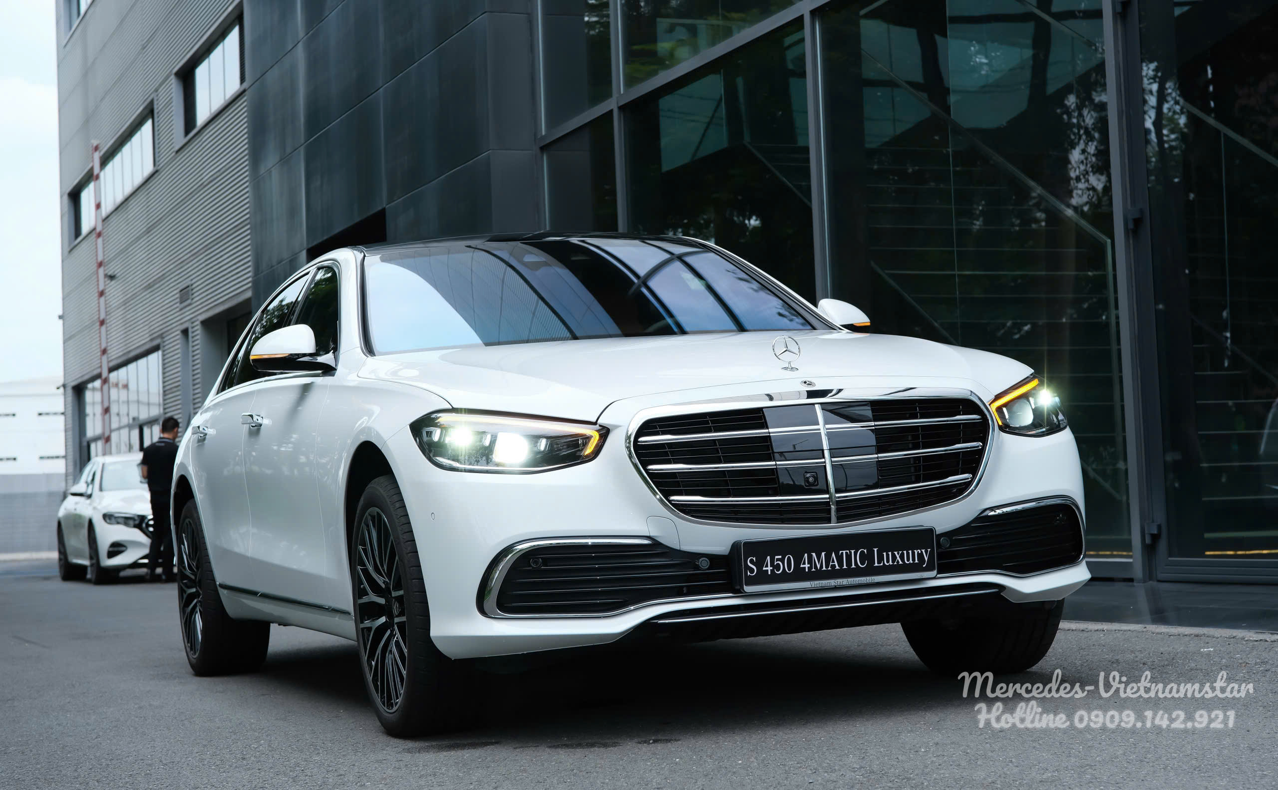 Góc nhìn 3/4 trước của xe Mercedes S450 Luxury V2 Màu Trắng đầy lịch lãm.