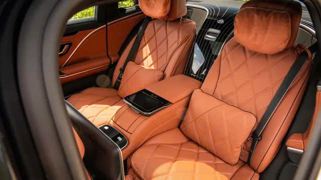 Hình ảnh màu Nâu thực tế khoang sau Maybach S680