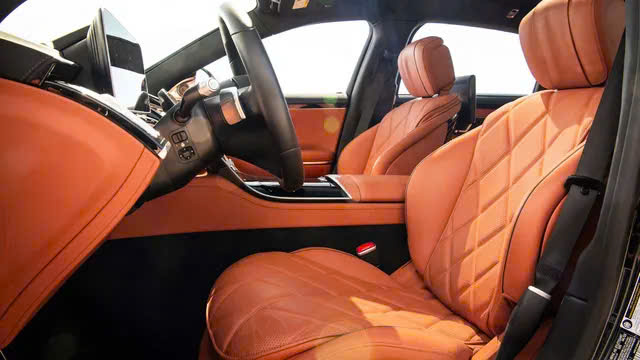 Hình ảnh màu Nâu thực tế khoang lái Maybach S680