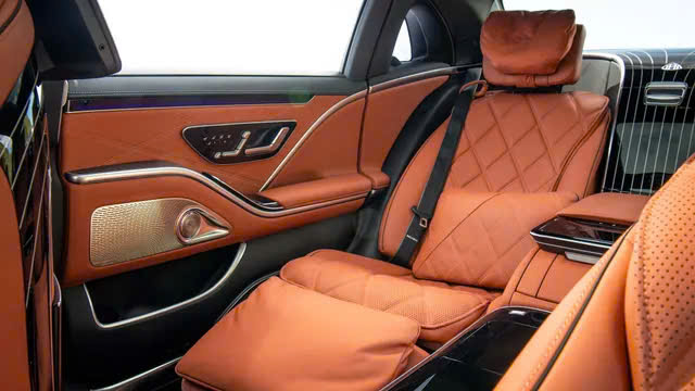 Hình ảnh màu Nâu thực tế khoang sau Maybach S680