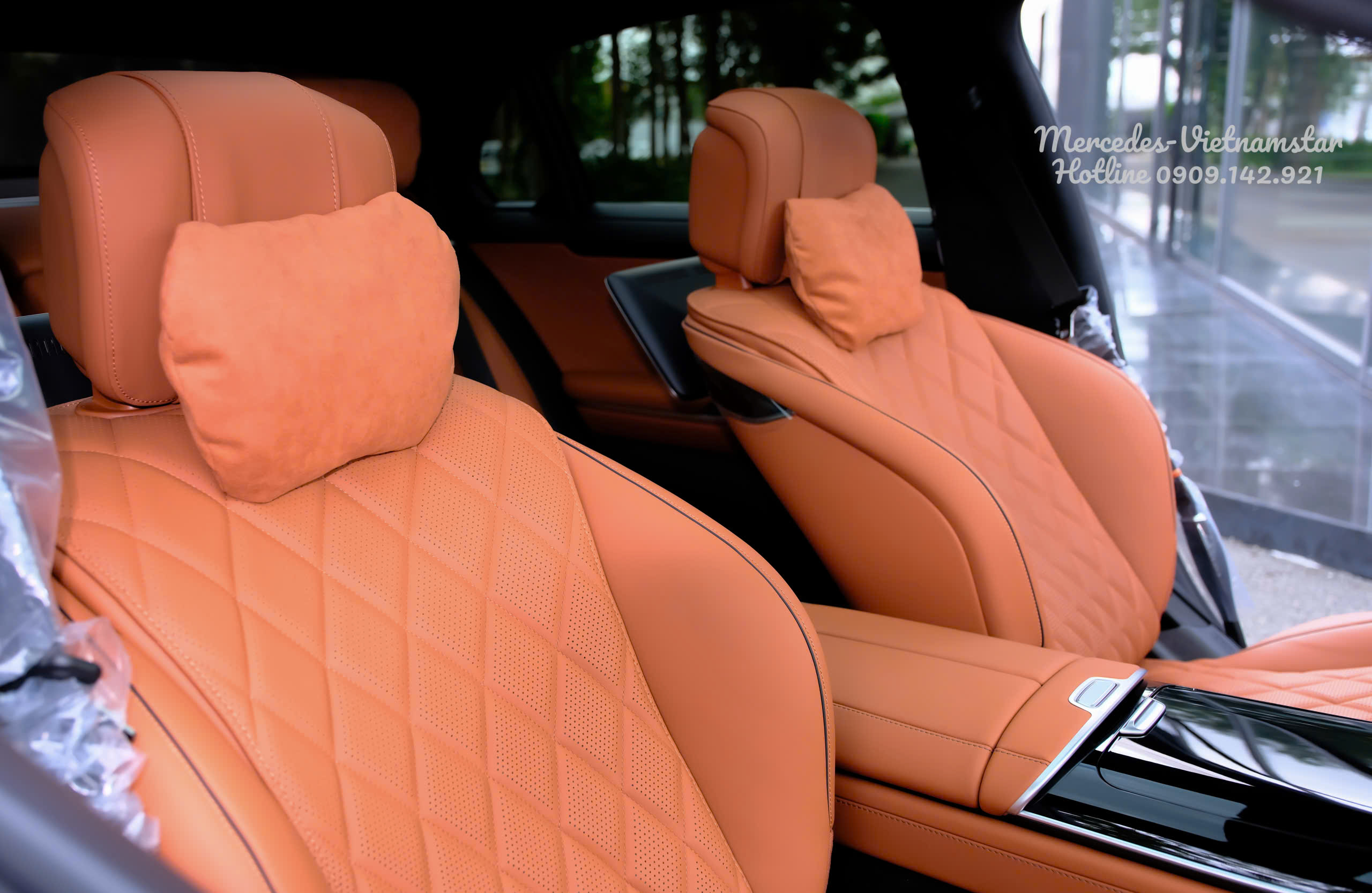 Tựa đầu êm ái tone màu Nâu trên ghế xe Mercedes S450 Luxury