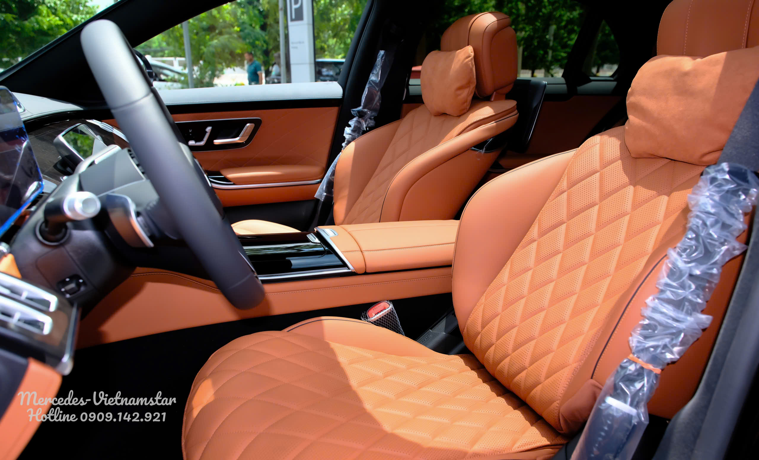 Bệ tỳ tay trung tâm bọc da màu Nâu sang trọng trên Mercedes S450 Luxury