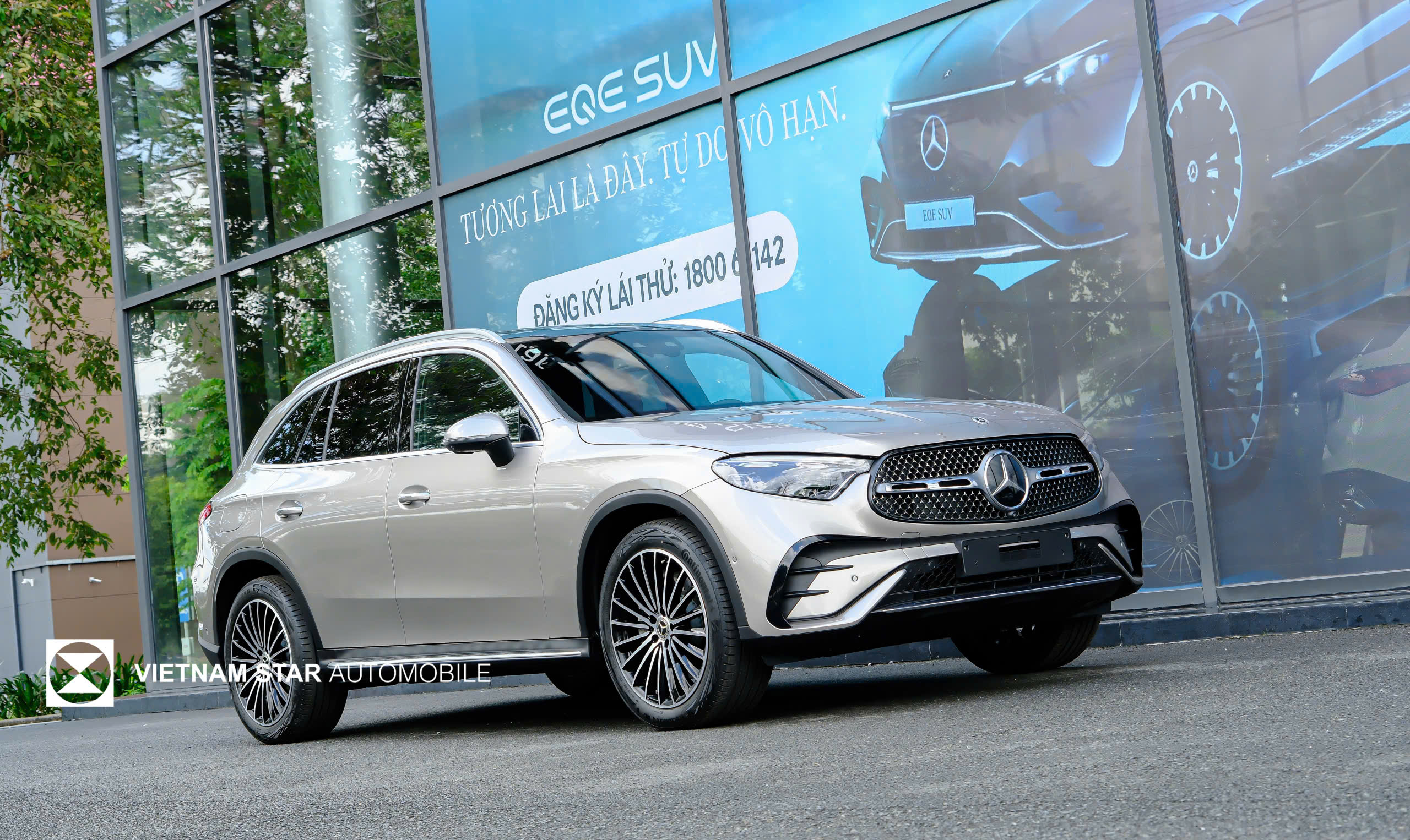 lưới tản nhiệt glc 300 2025 họa tiết ngôi sao ba cánh và logo lớn ở trung tâm