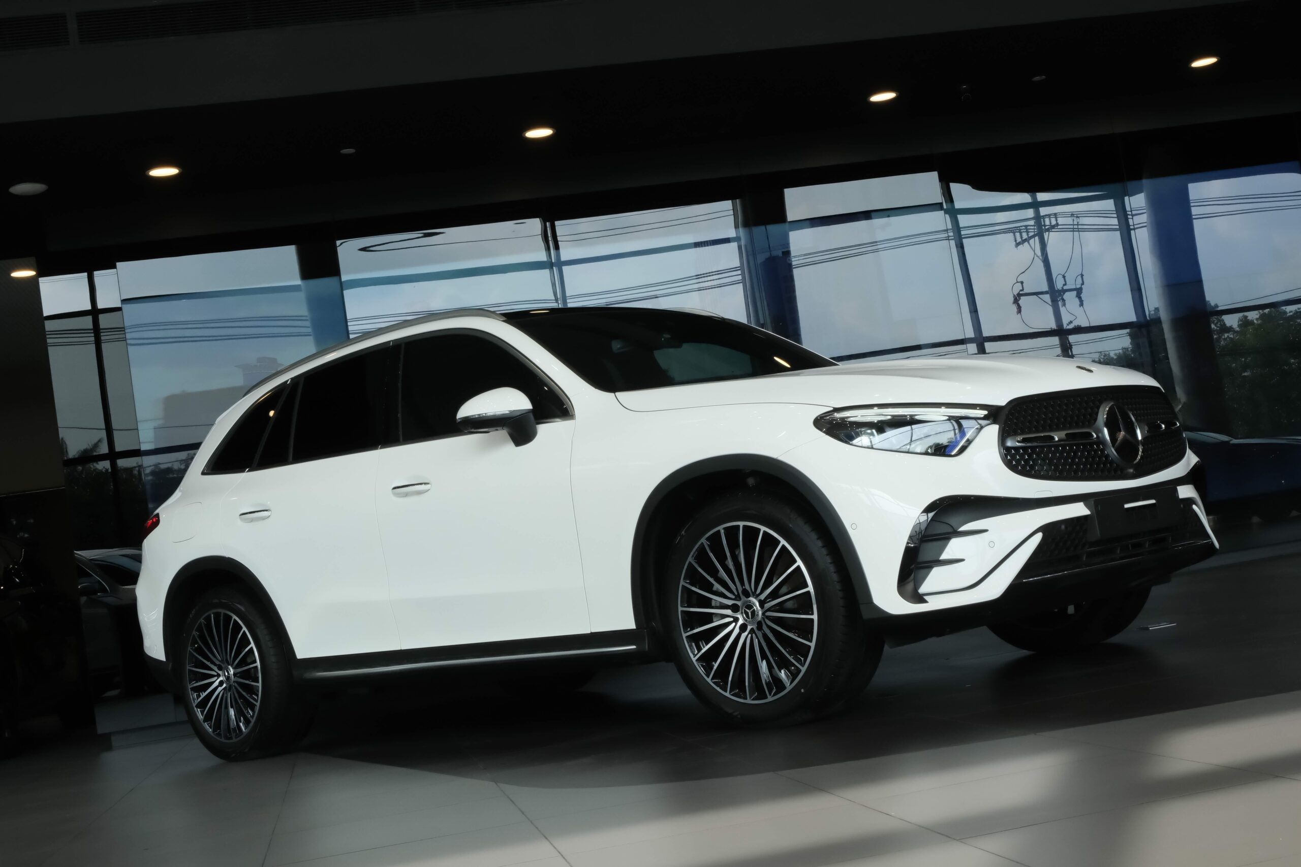 bậc lên xuống bằng nhôm tích hợp vào thân xe glc 300 amg line