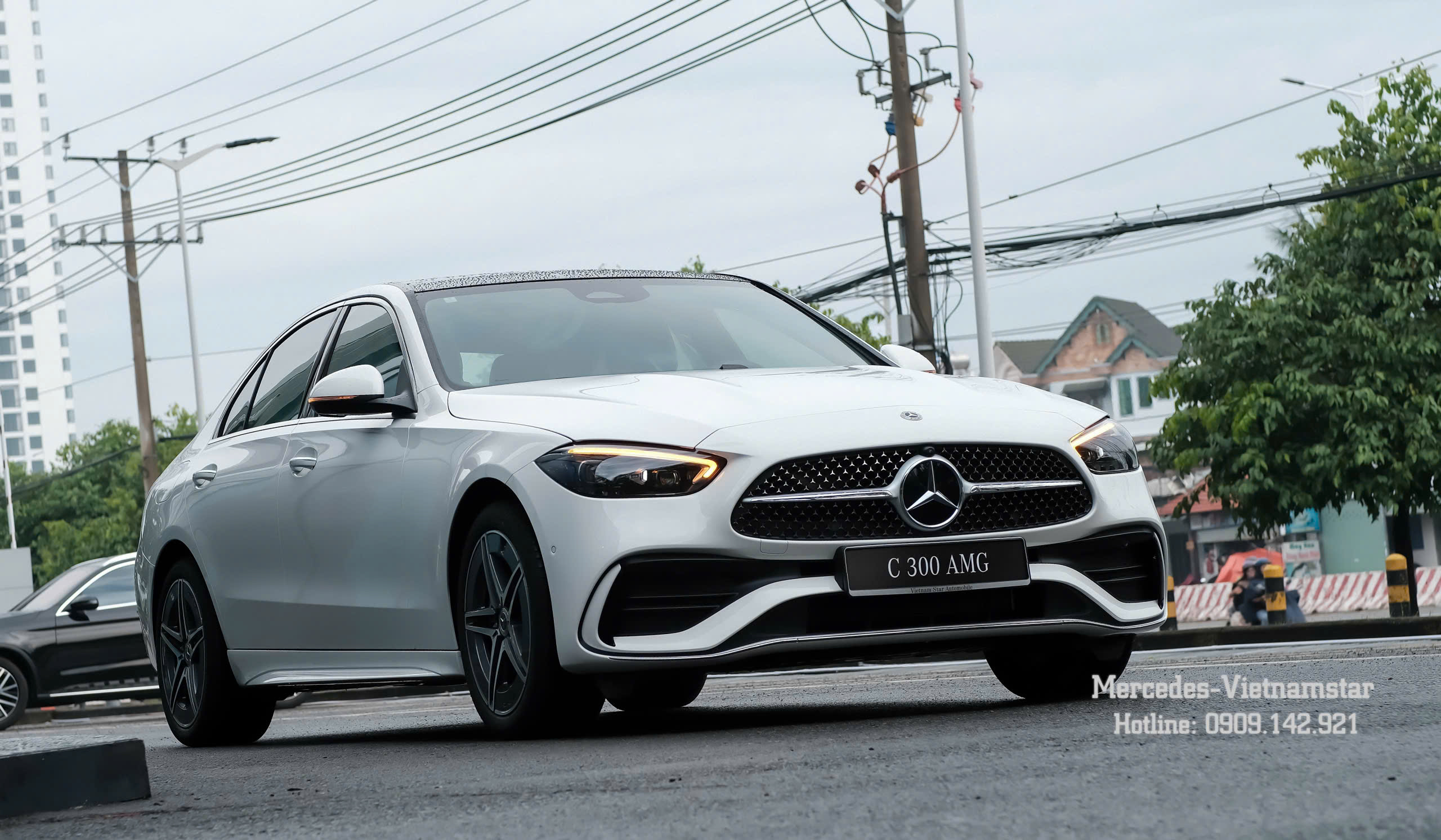 Tổng quan ngoại thất Mercedes C300 AMG màu Trắng ngọc trinh sang trọng