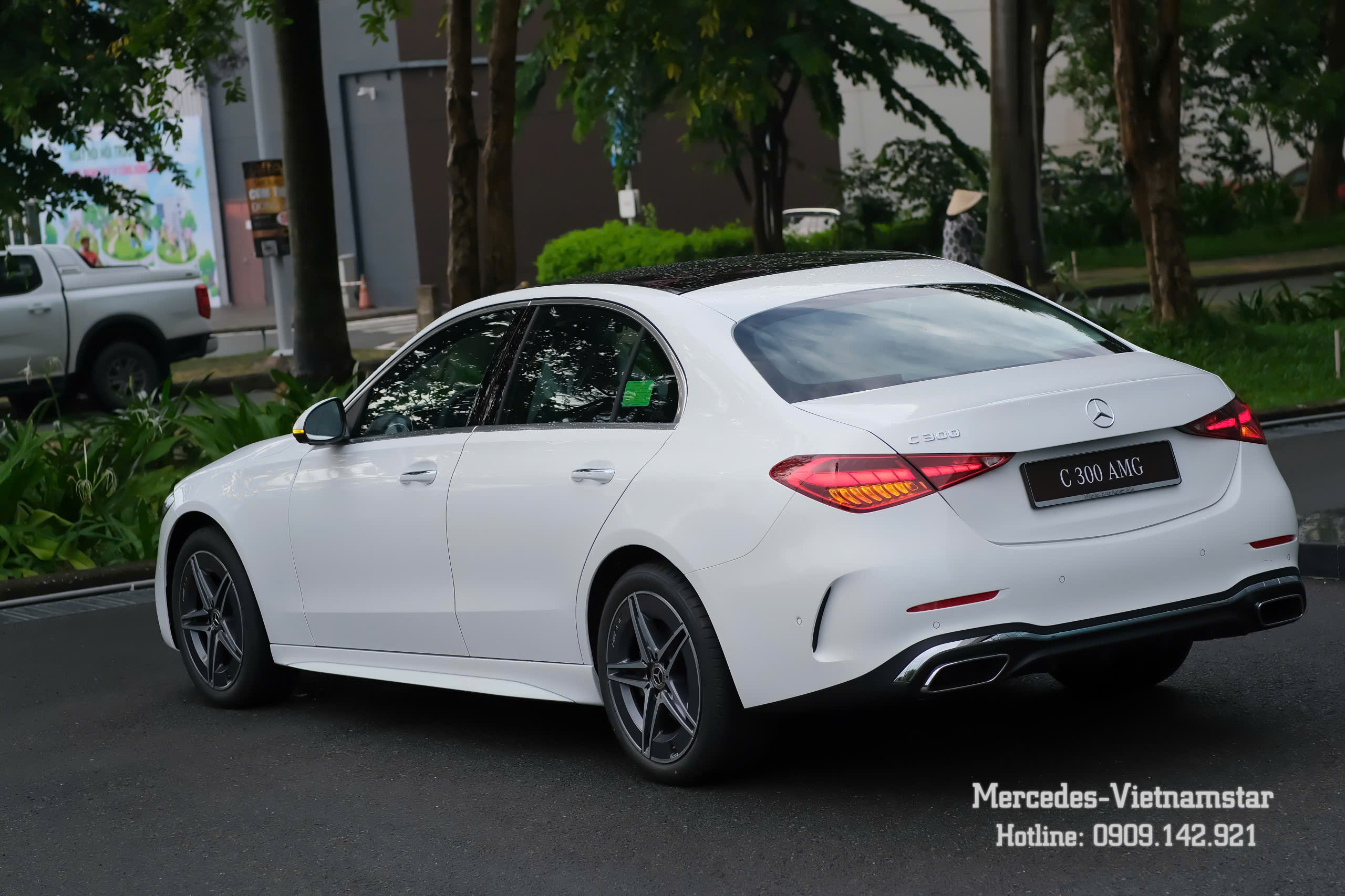 Thân xe Mercedes C300 AMG Trắng nổi bật với các đường gân dập nổi