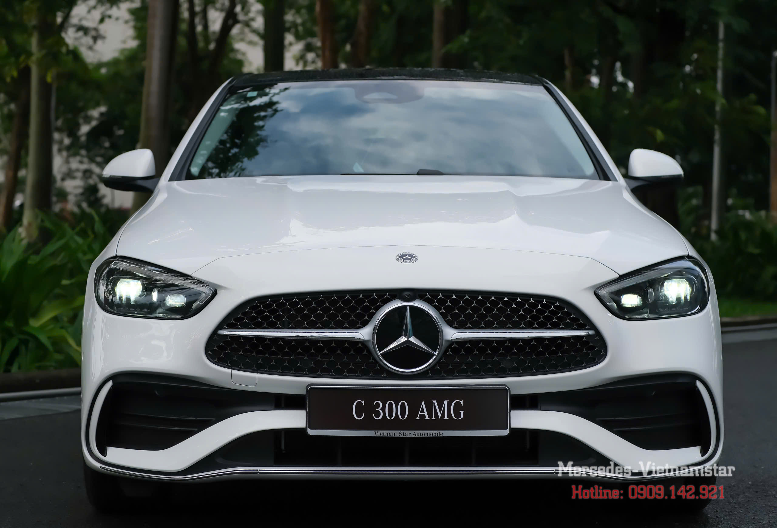 Cận cảnh hệ thống đèn chiếu sáng Digital Light siêu hiện đại trên Mercedes C300 AMG.