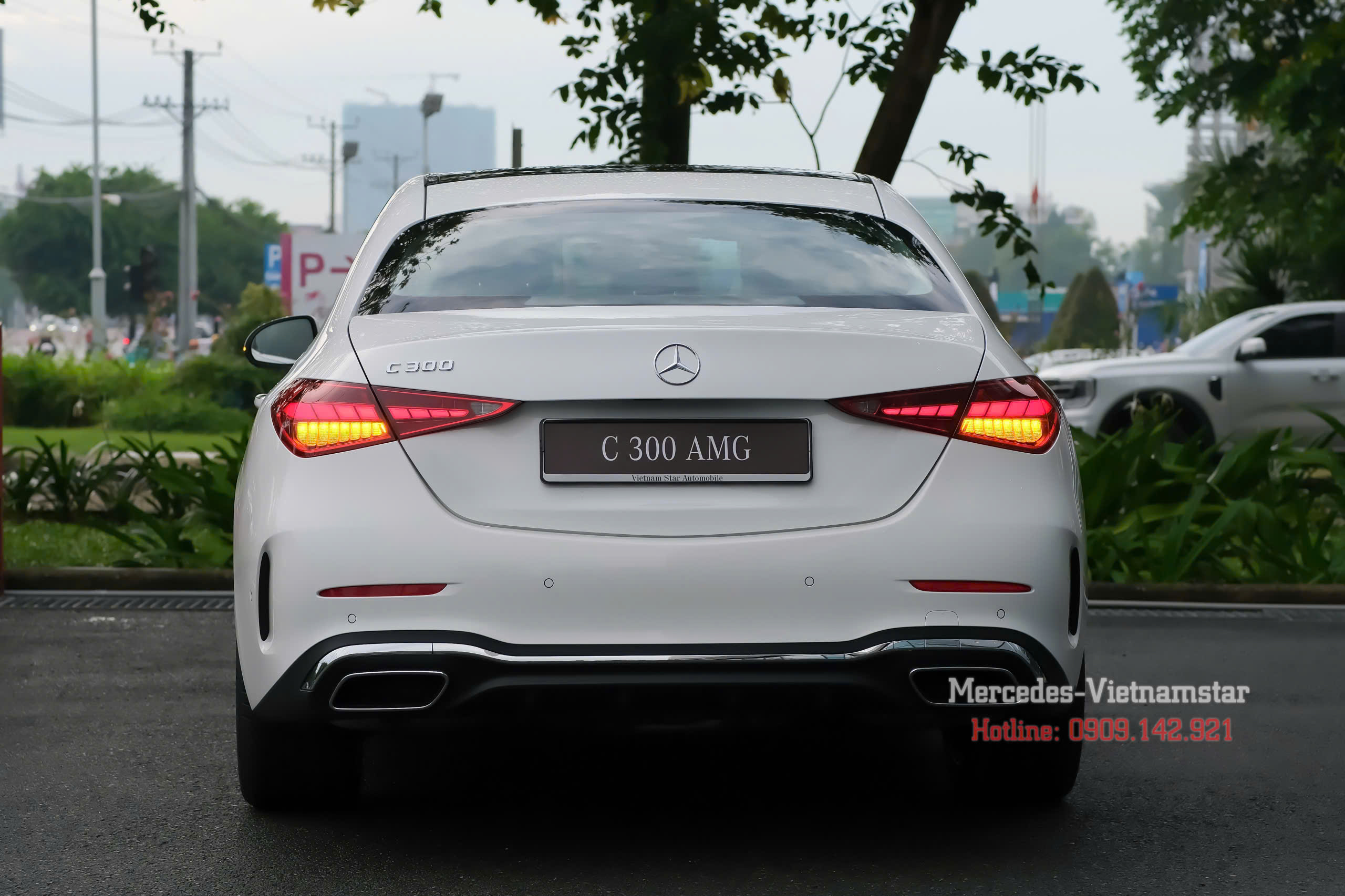 Đuôi xe C300 AMG Trắng với cụm đèn hậu LED sắc sảo và ống xả kép