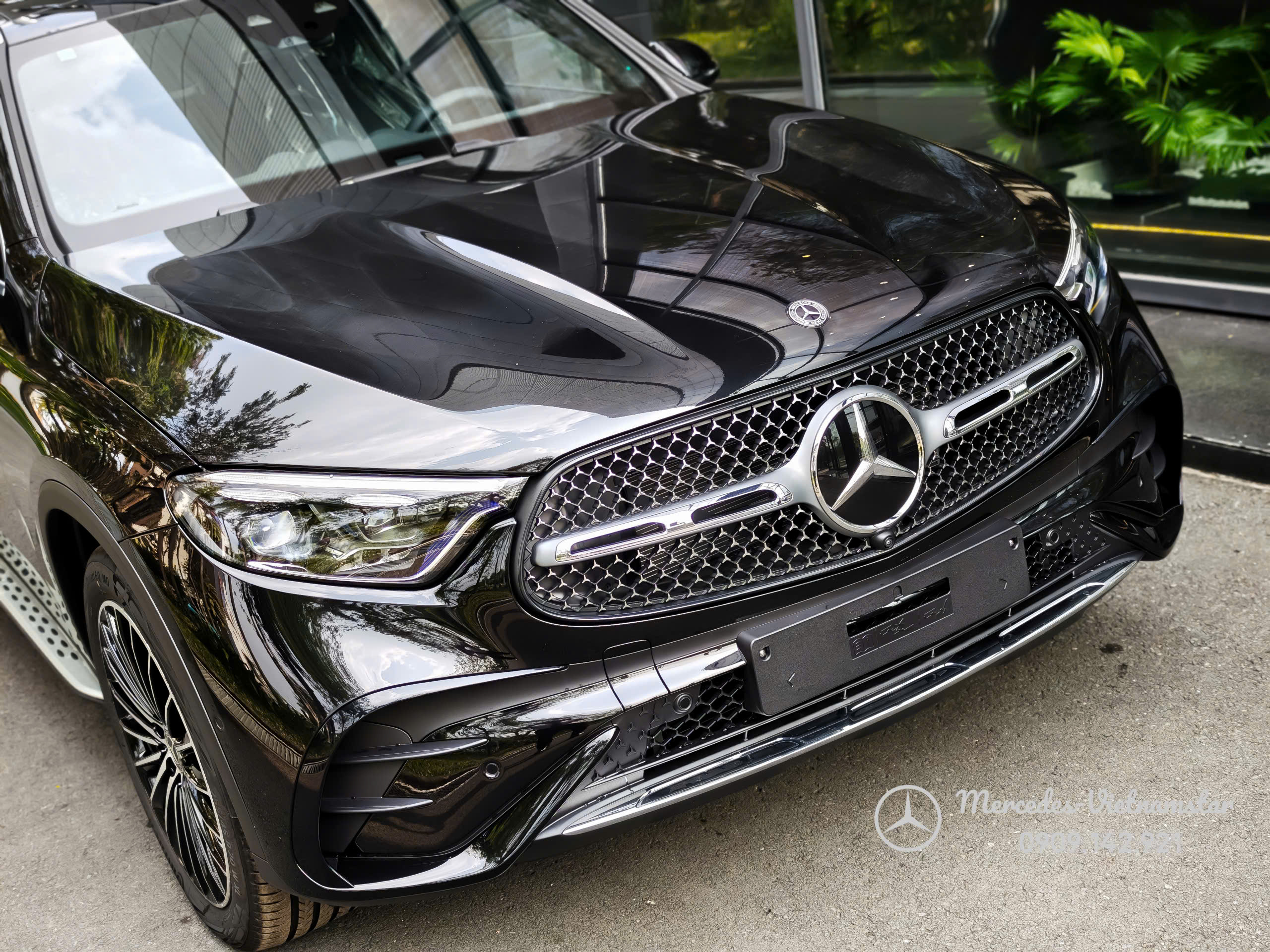 Lưới tản nhiệt dạng sao rơi vô cùng bắt mắt trên GLC300 Màu Đen