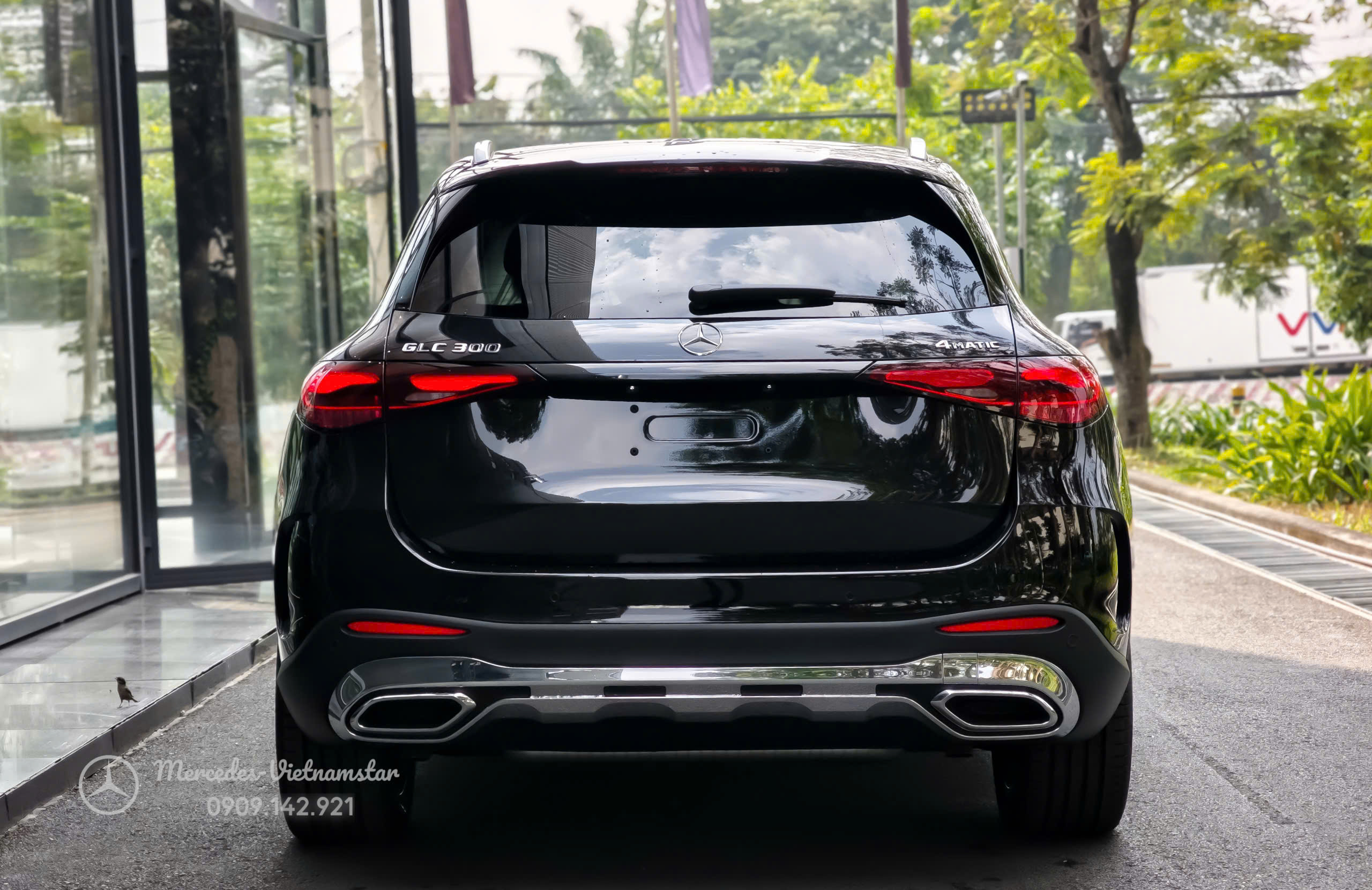 Hệ thống đèn hậu trên GLC300 màu Đen