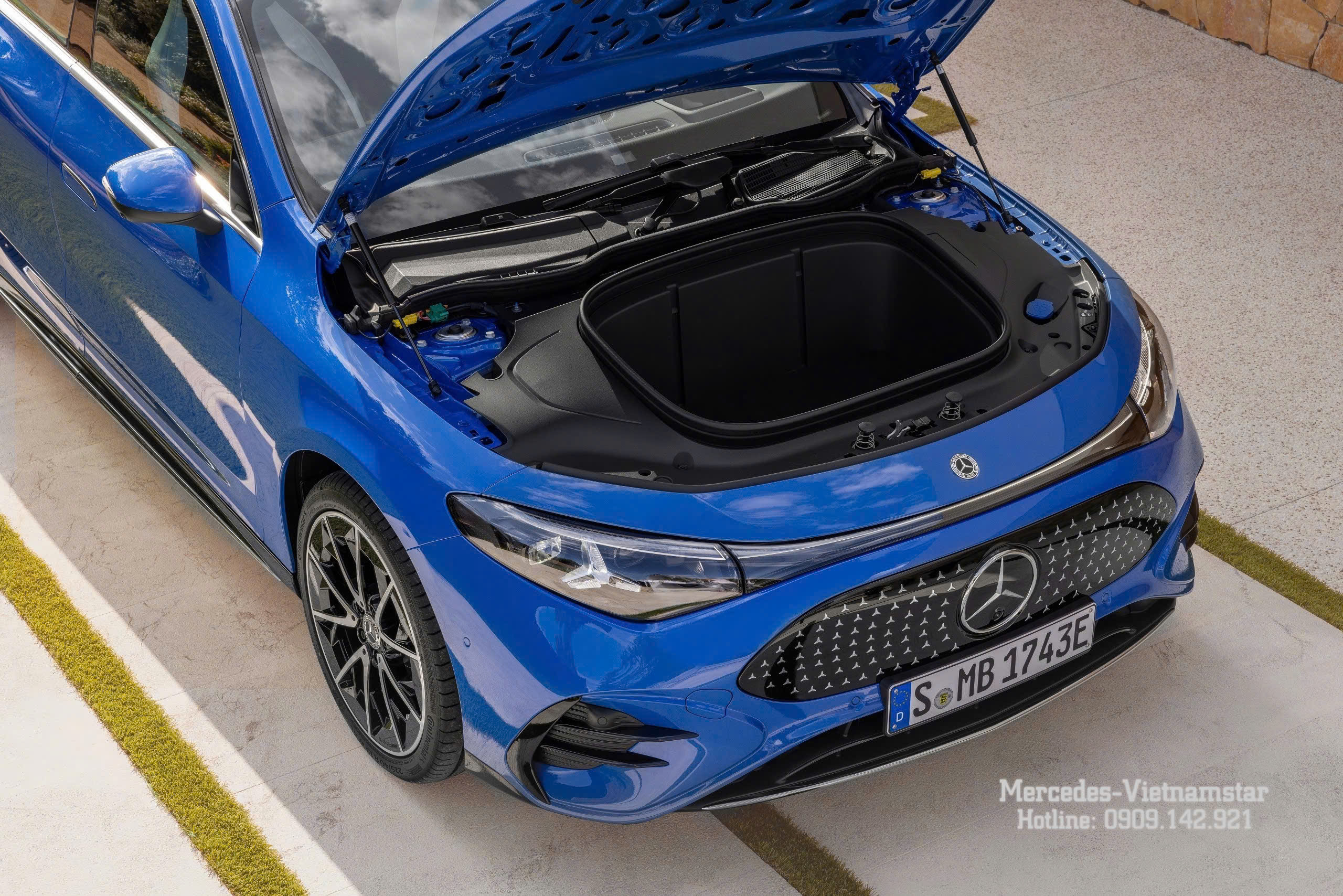Không gian cốp trước (frunk) tiện lợi trên Mercedes-Benz CLA Class 2026 giúp tối ưu hóa khả năng chứa đồ cho mẫu Mercedes CLA điện nhờ loại bỏ động cơ đốt trong truyền thống.