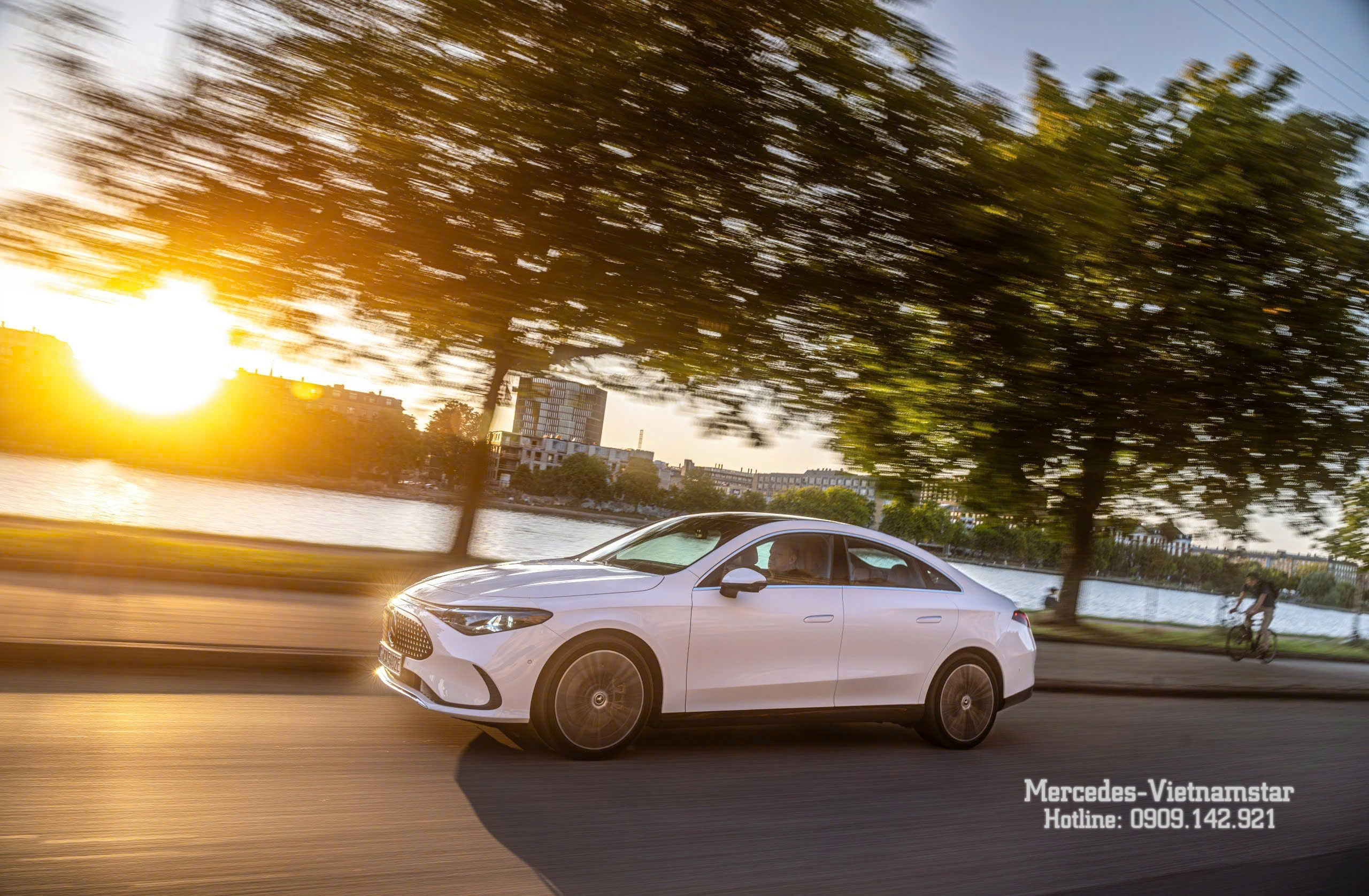 Toàn cảnh mẫu xe Mercedes-Benz CLA Class 2026 màu trắng sang trọng.