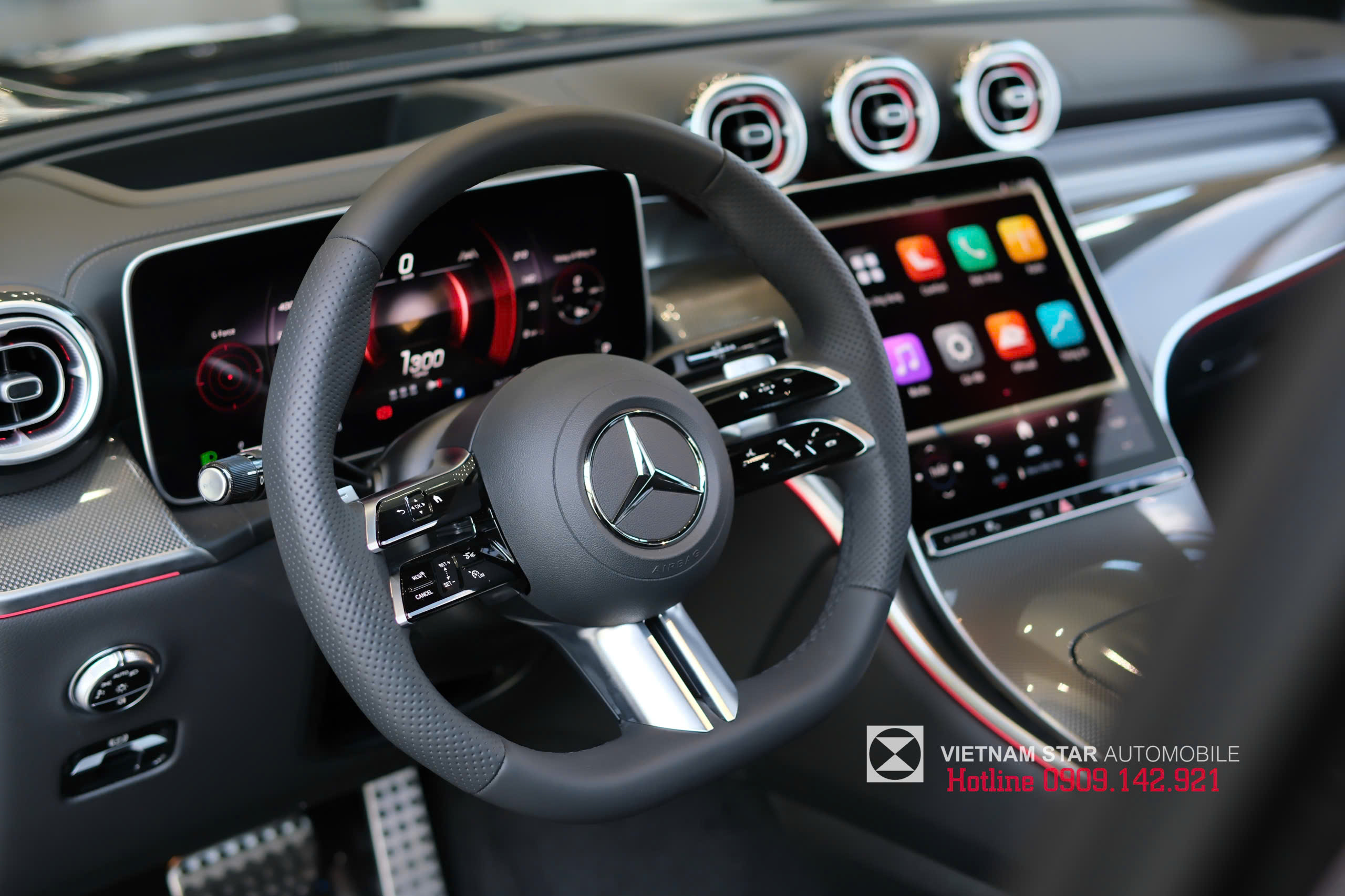 vô lăng thể thao 3 chấu bọc da nappa amg và các phím điều khiển cảm ứng