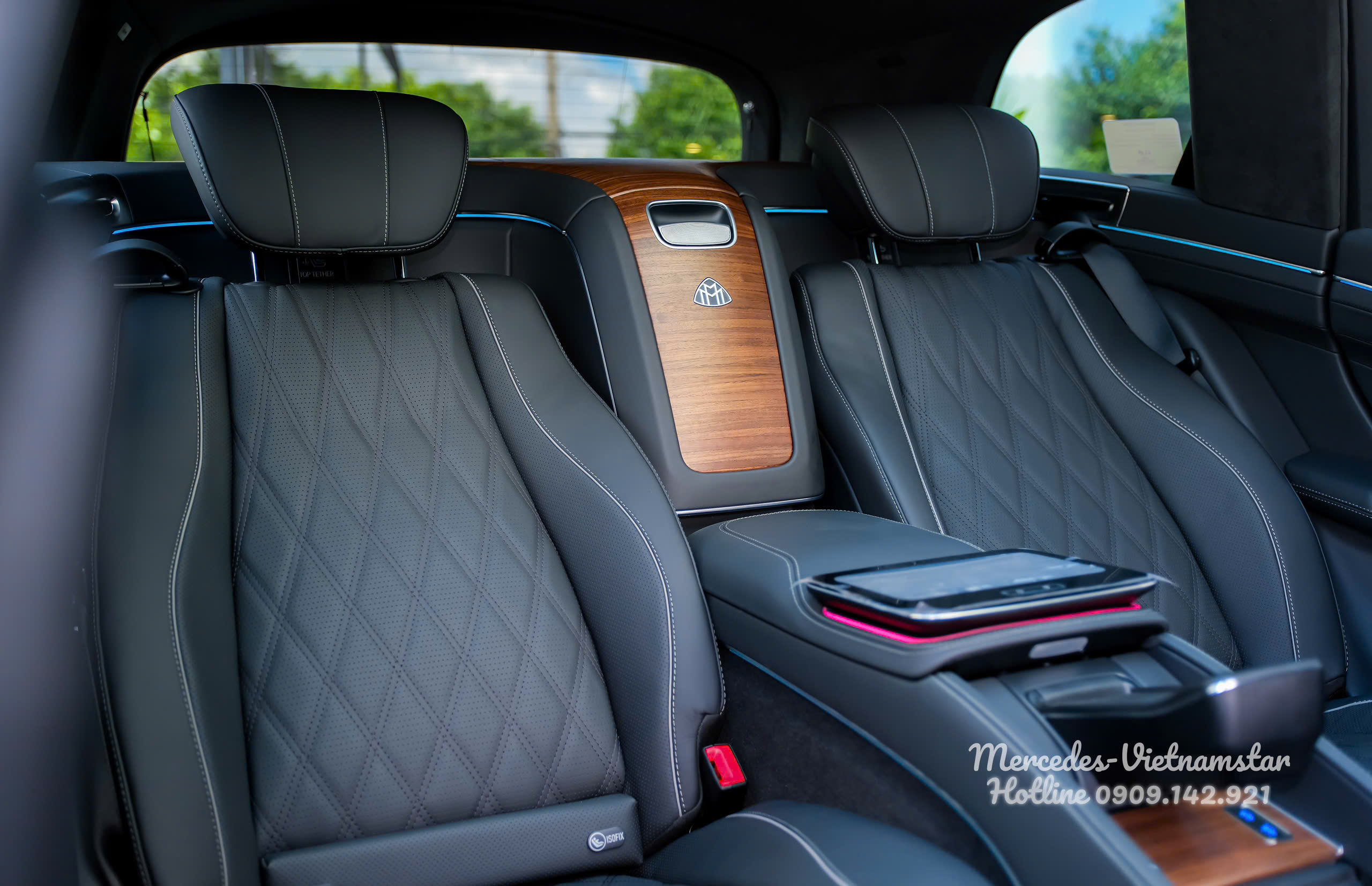 Thiết kế hàng ghế thương gia trên Maybach GLS480 màu Đen đầy đie tiện nghi cho VIP