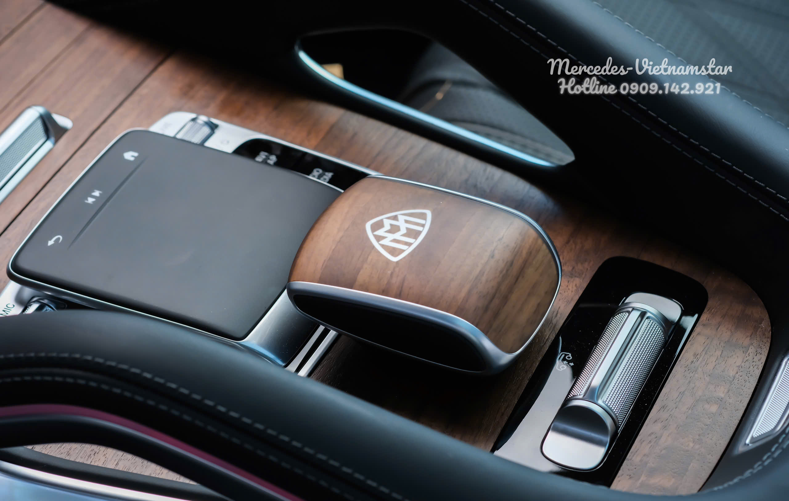 Cận cảnh bệ tì tay được ốp gỗ tỉ mỉ trên maybach GLS480