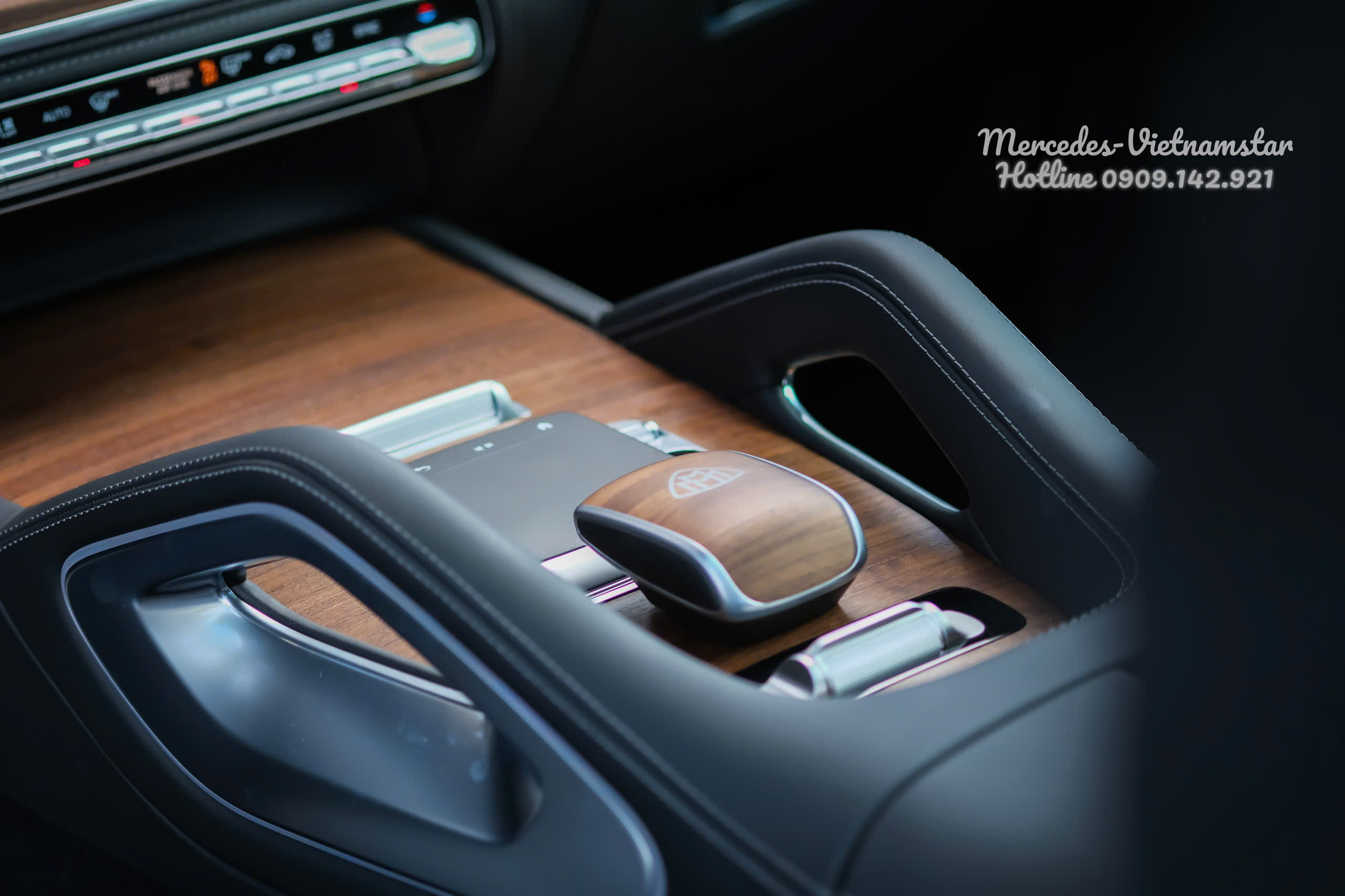 Cận cảnh bệ tì tay được ốp gỗ tỉ mỉ trên maybach GLS480