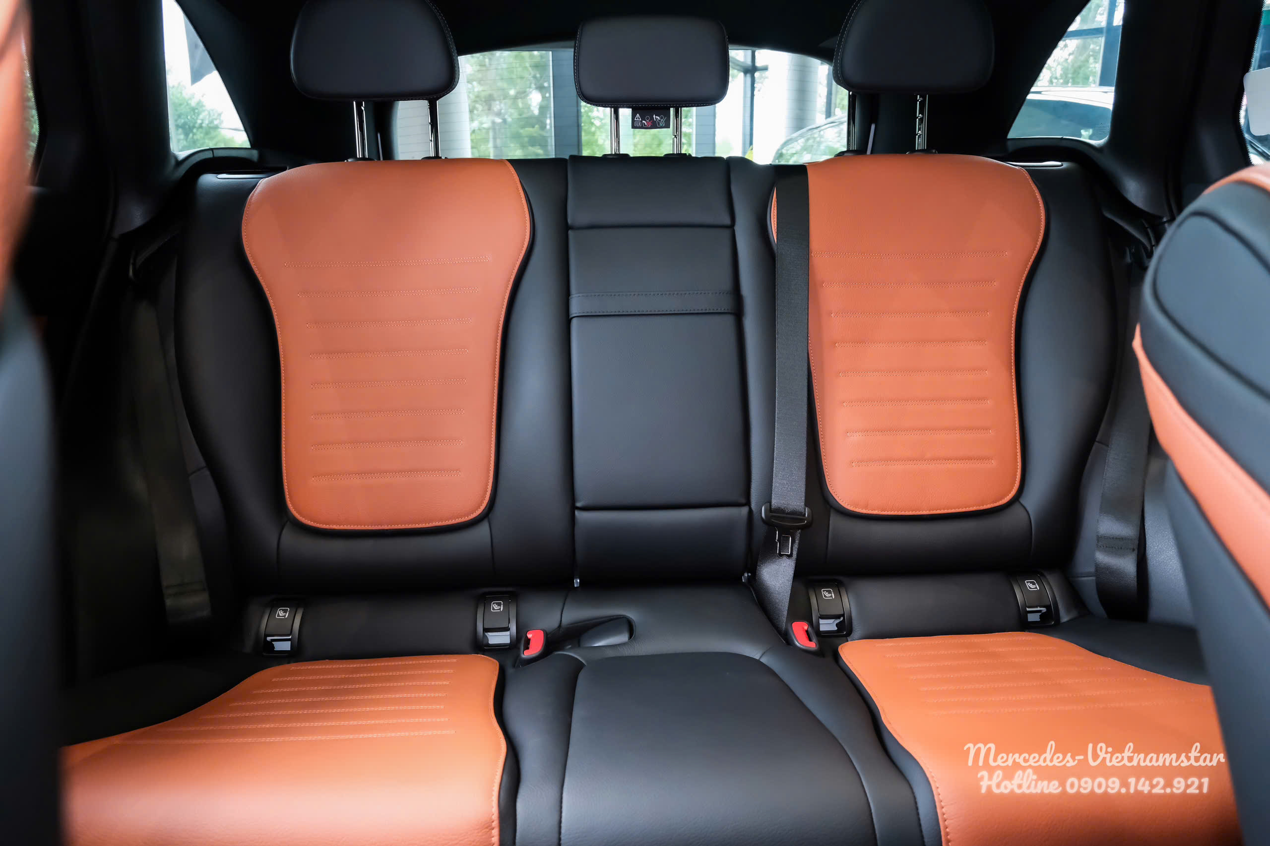 Hàng ghế 2 trên GLC300 được phối da 2 màu Nâu và Đen thời trang