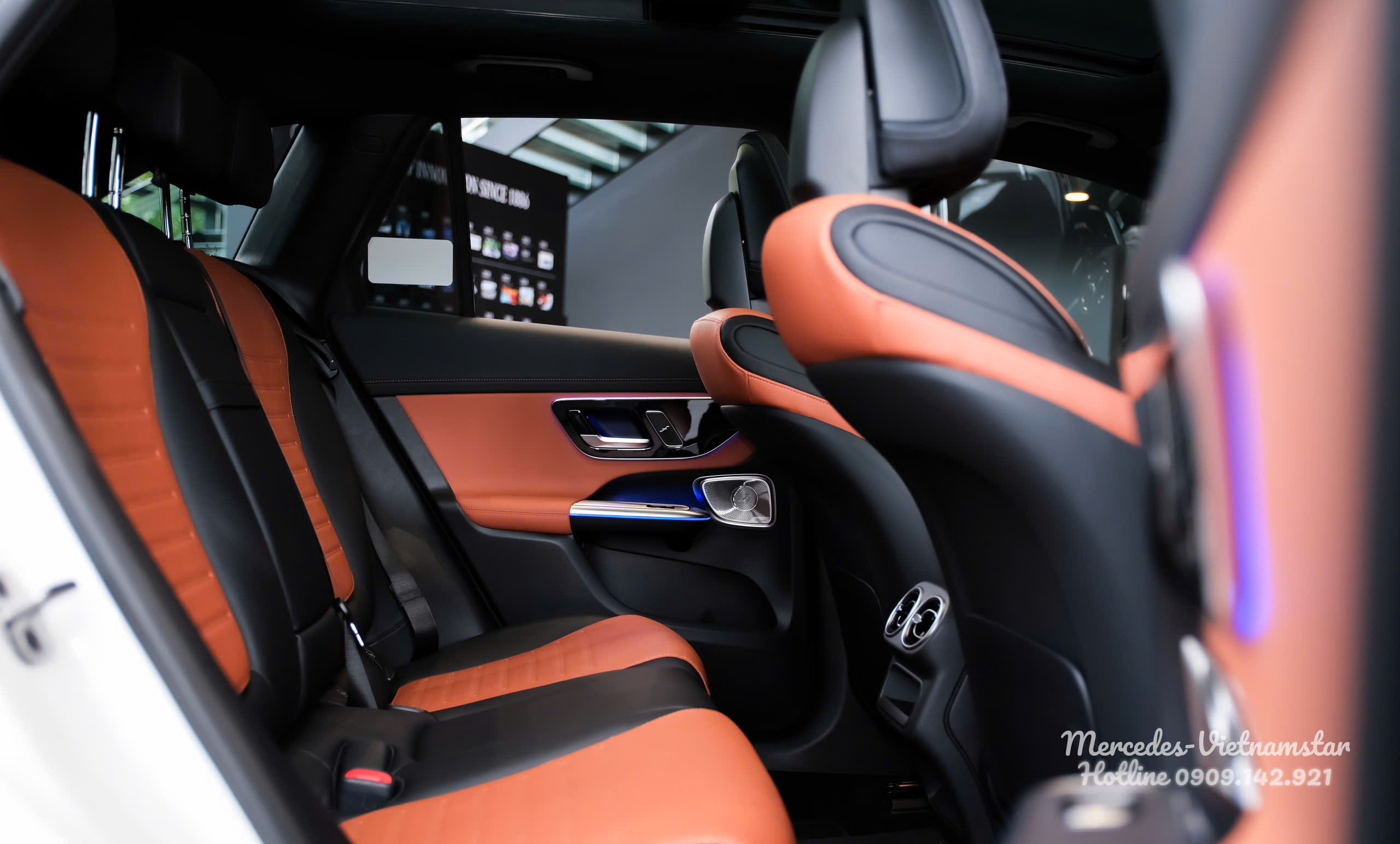 Nội thất màu nâu da sang trọng trên xe Mercedes-Benz GLC 300