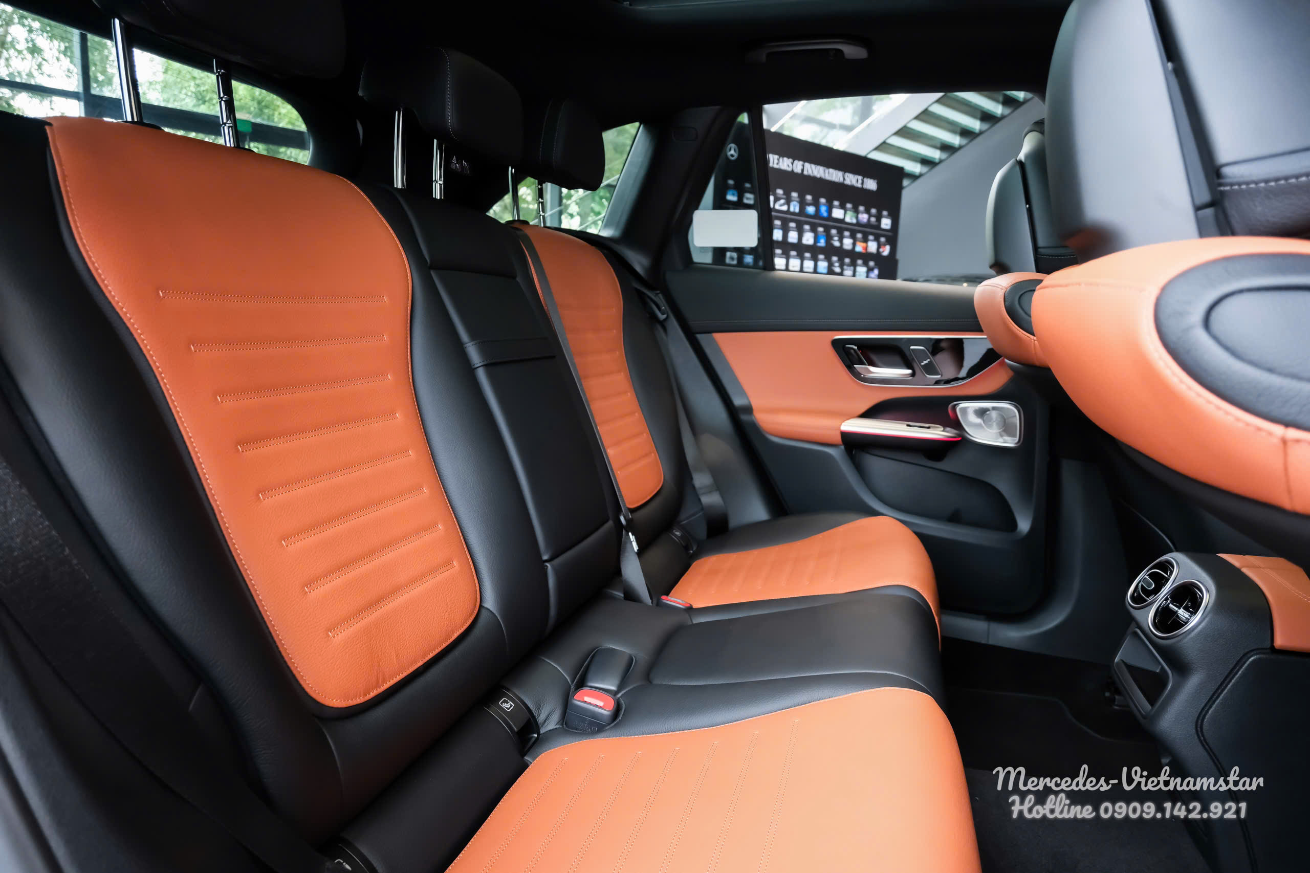 Khoang hàng ghế sau màu nâu rộng rãi của xe Mercedes GLC 300