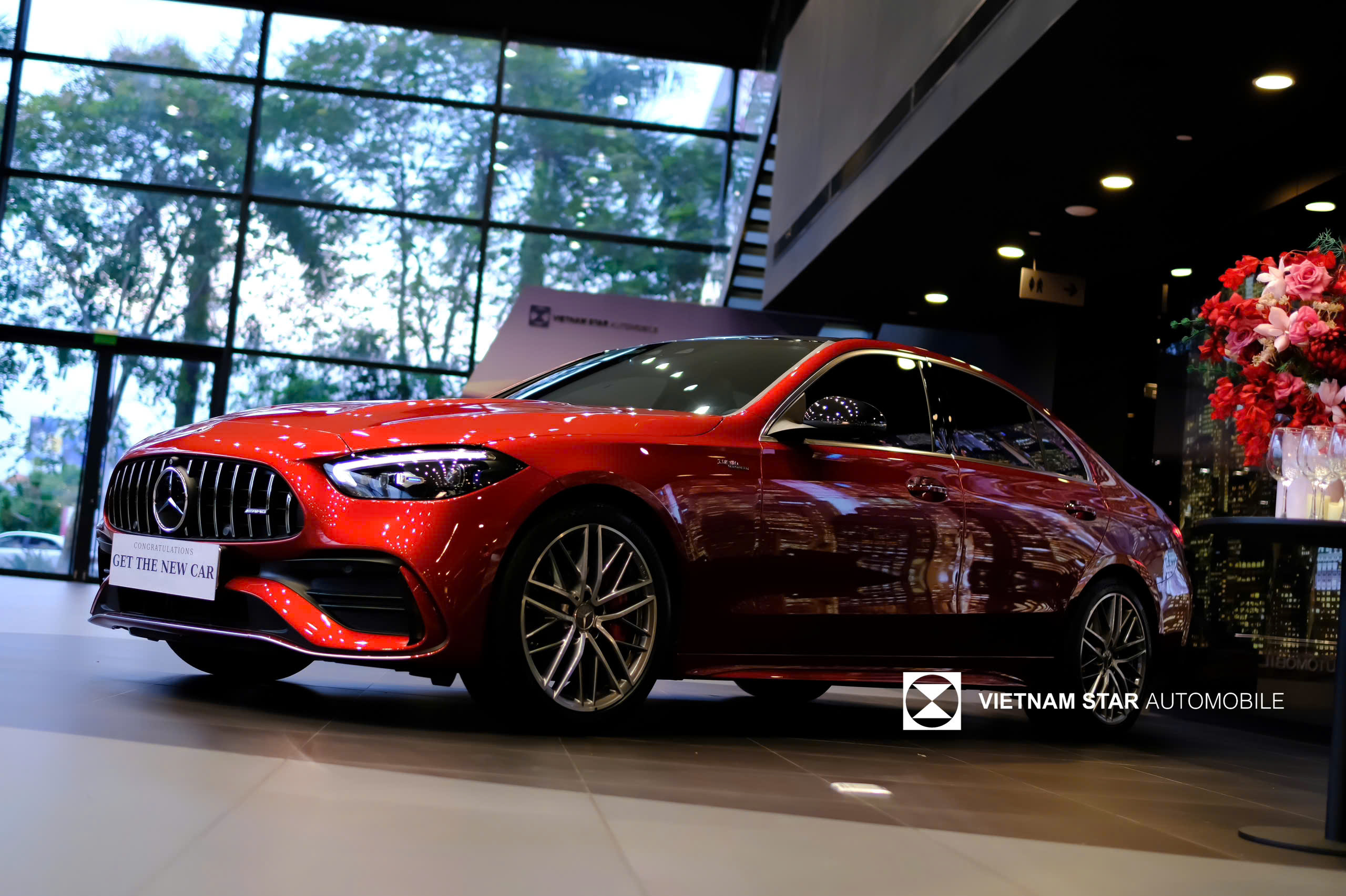 lưới tản nhiệt panamericana amg c43 đặc trưng với các thanh dọc chrome