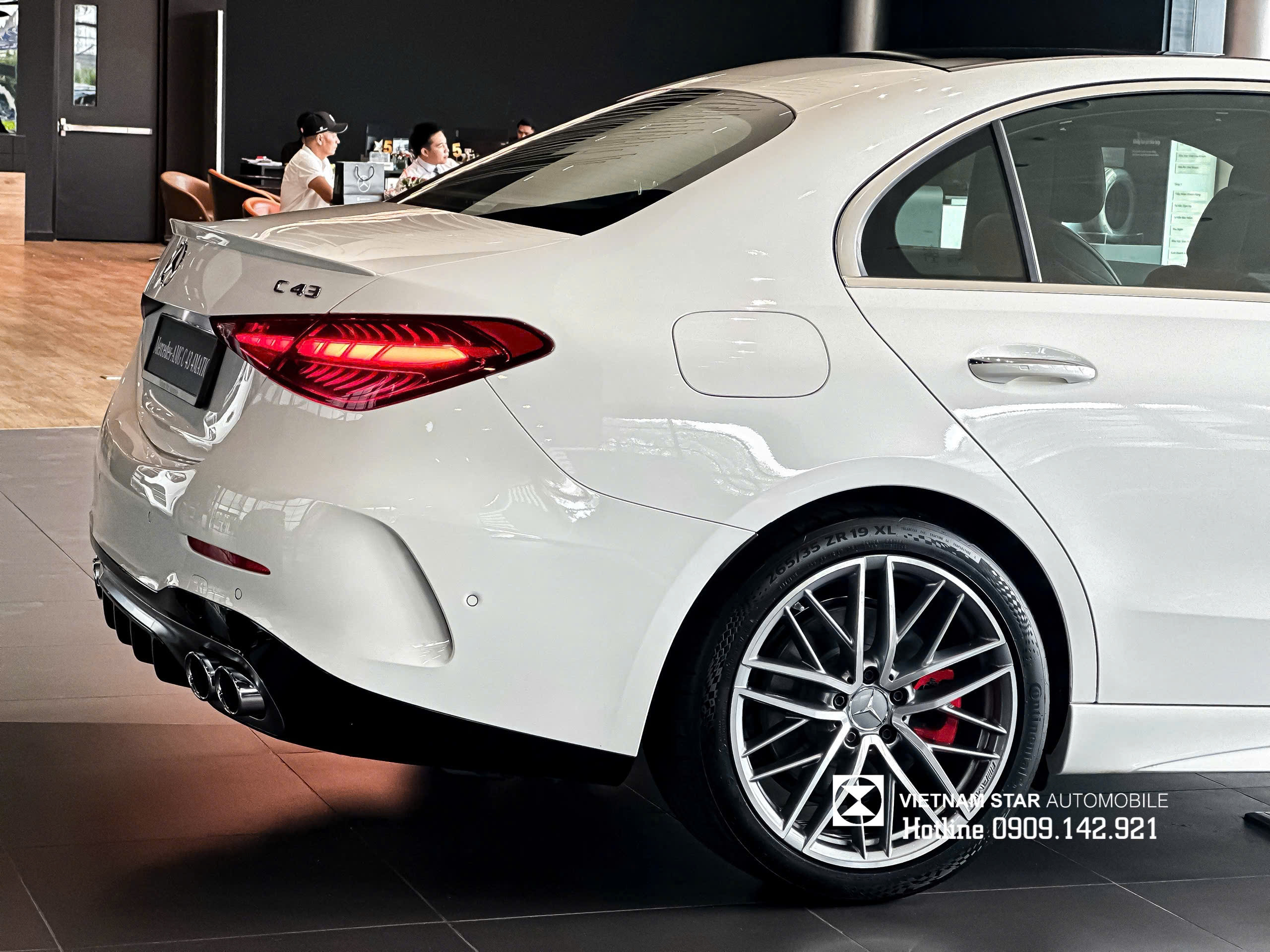 đuôi xe c43 amg với đèn hậu led mỏng và bộ khuếch tán gió đặc trưng