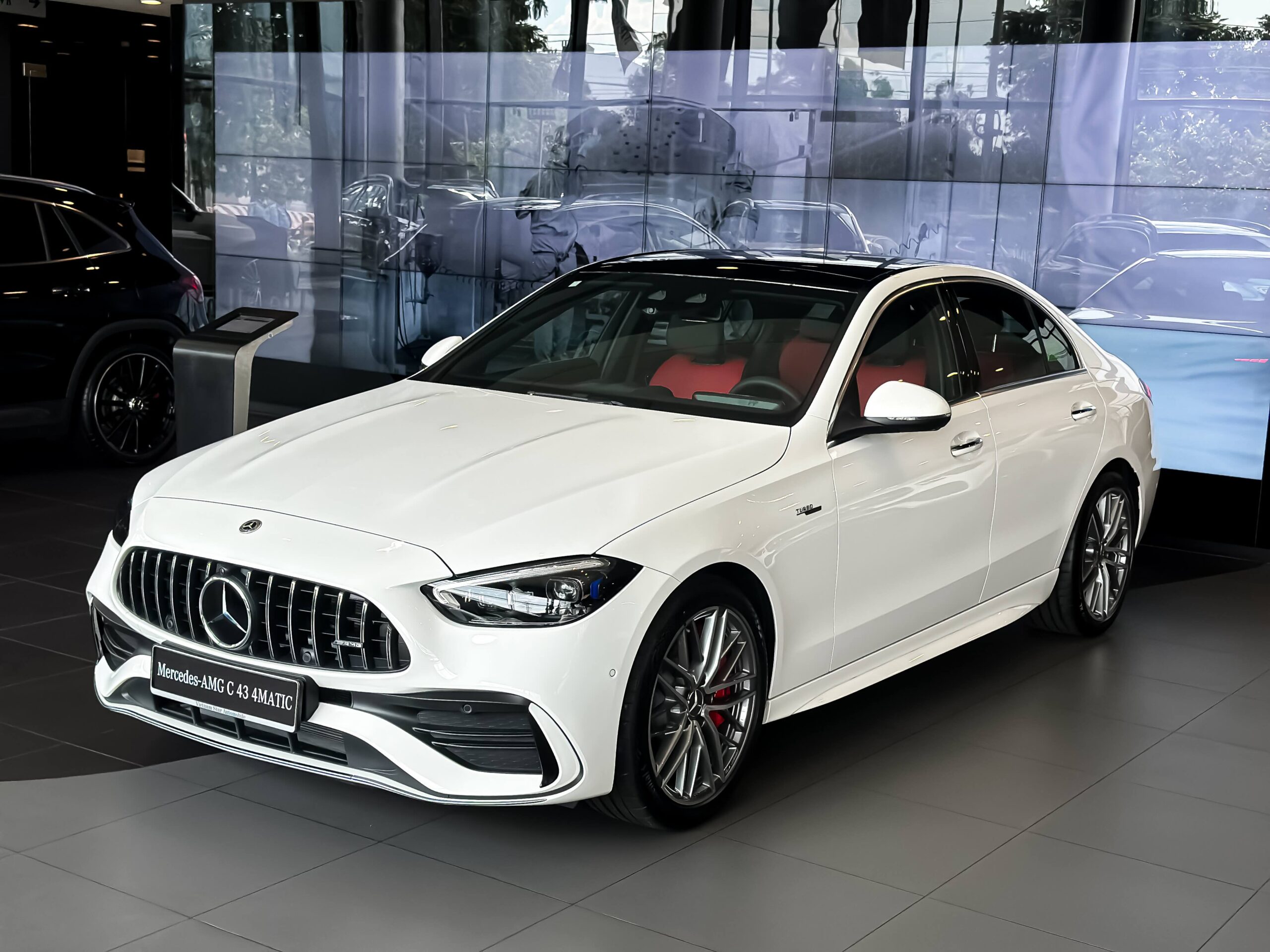 góc chụp 3/4 phía sau mercedes amg c43 4matic thể hiện sự hầm hố