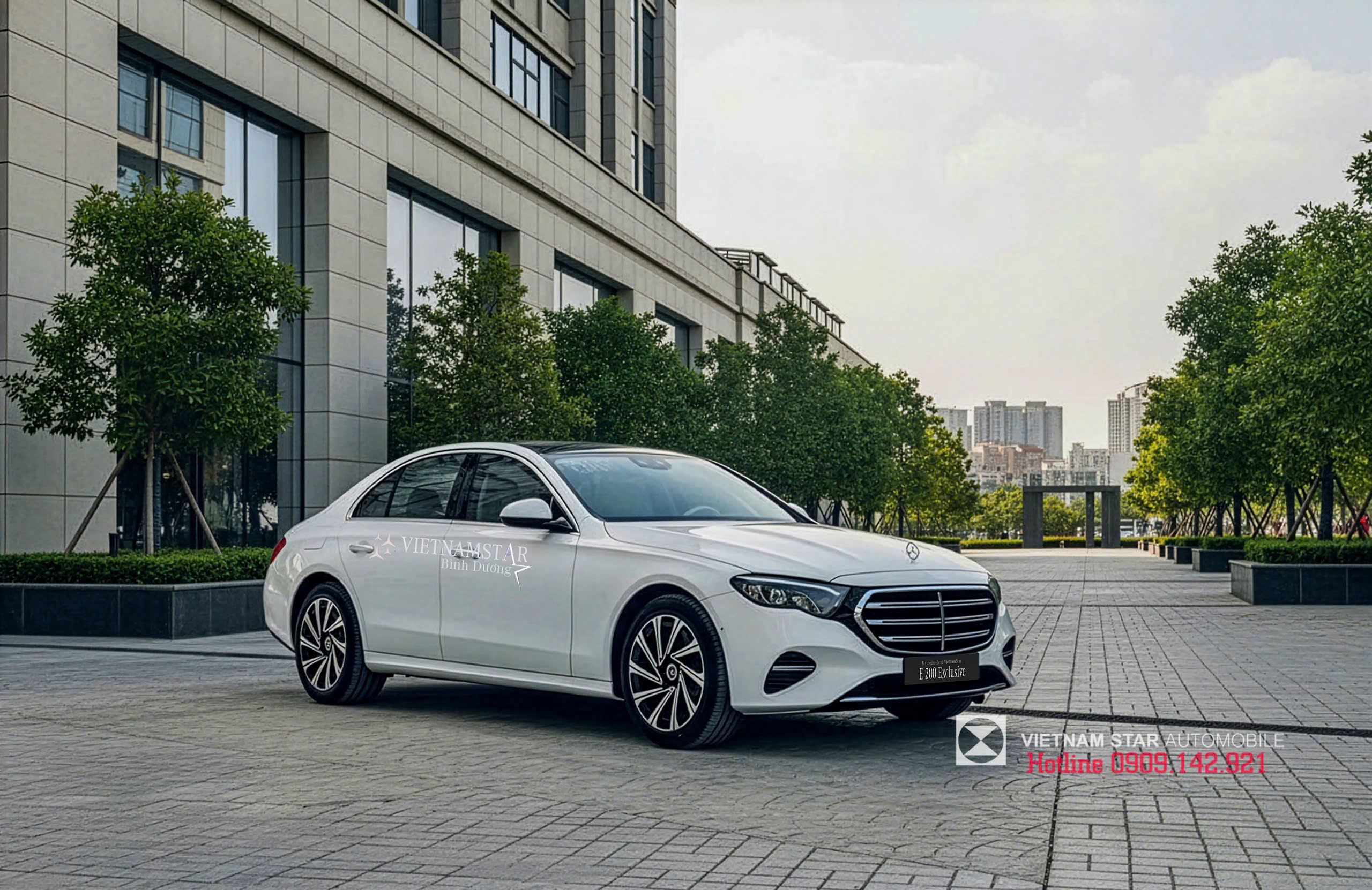 logo ngôi sao ba cánh thiết kế đứng kiêu hãnh trên nắp capo mercedes e 200 exclusive