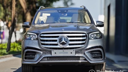 Phần đầu xe Mercedes GLS 450 với lưới tản thiết kế mới
