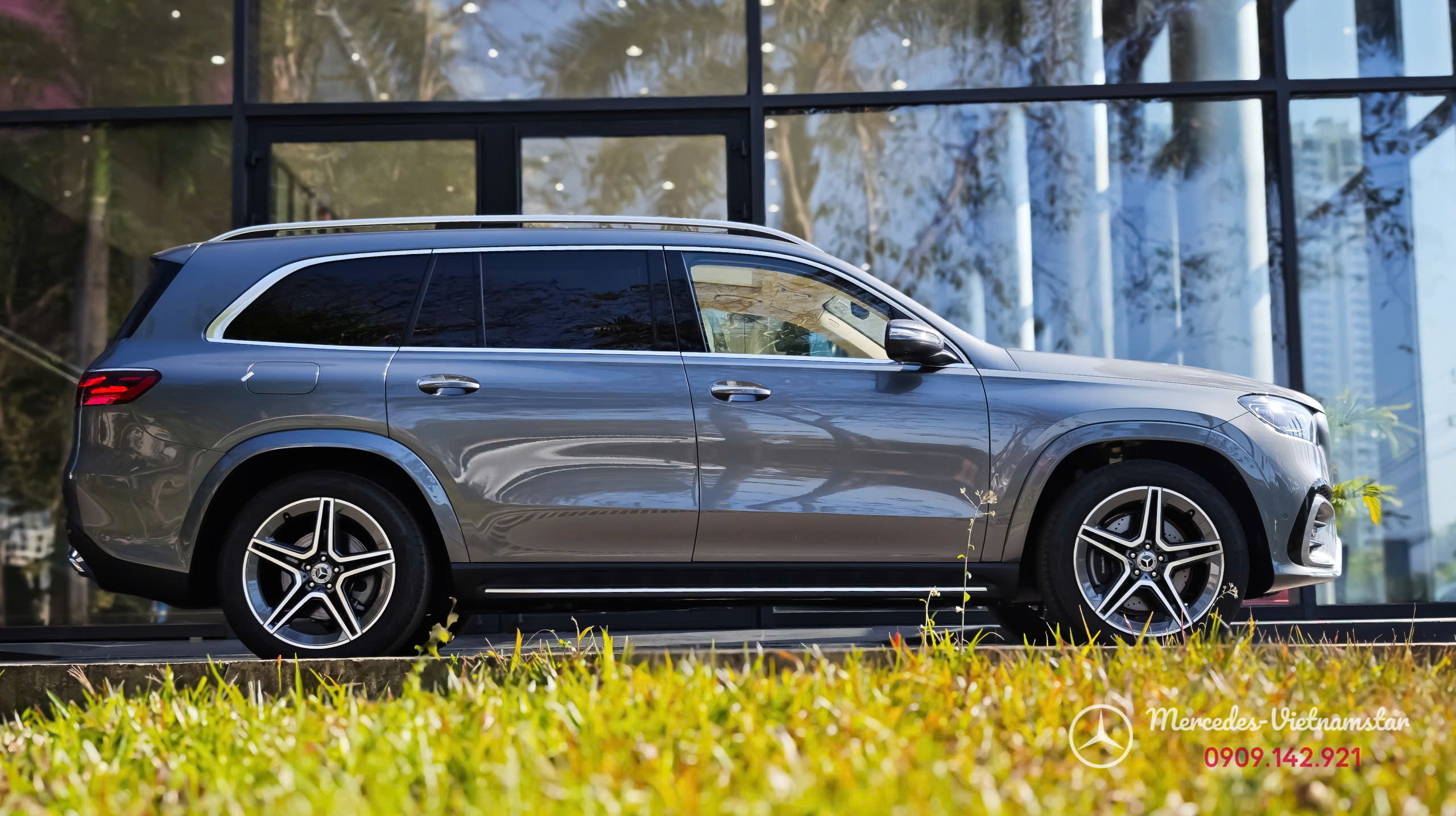 Góc nhìn ngang thân xe GLS 450 4MATIC màu Xám Selenite dài 5,2m