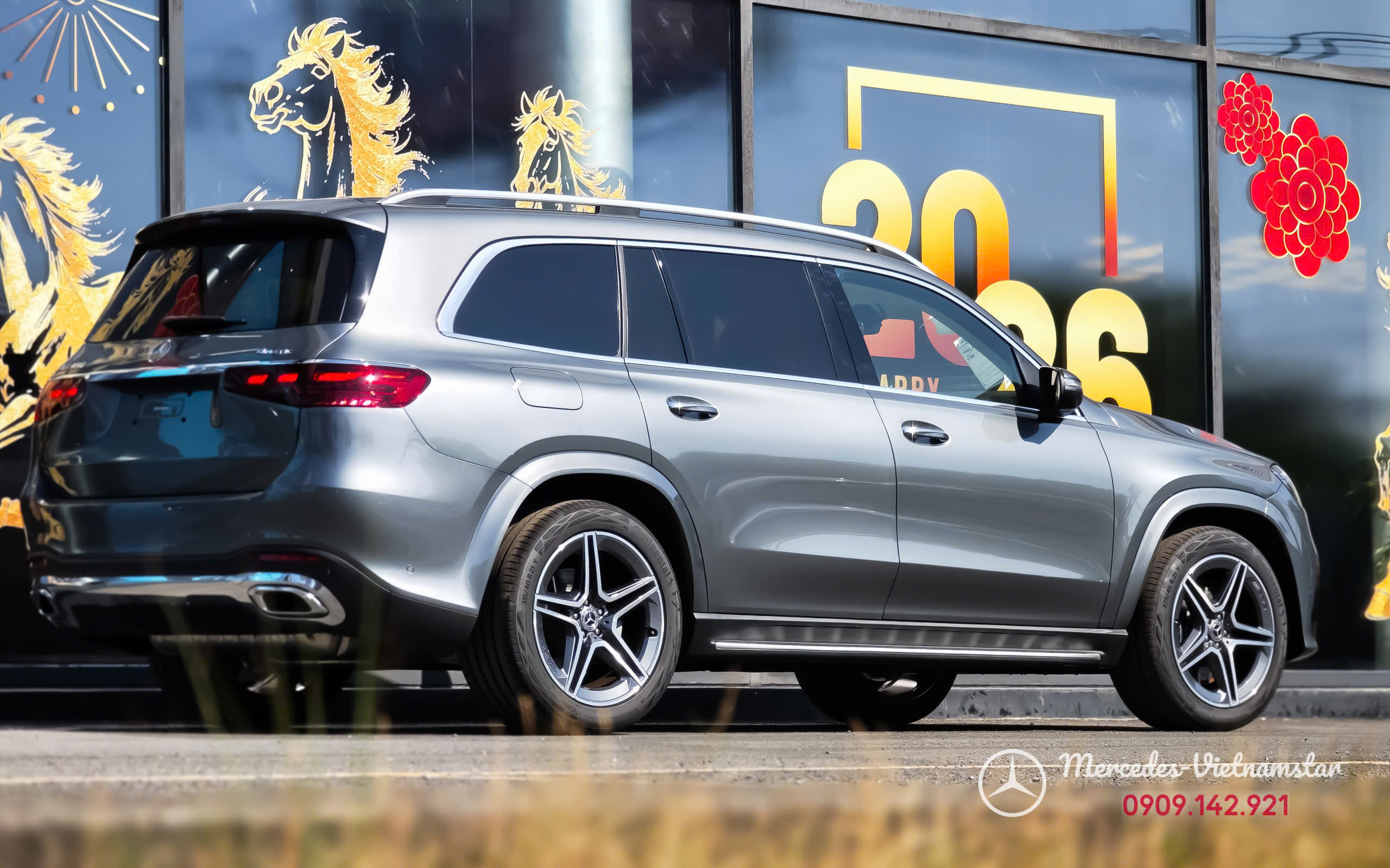 Mercedes GLS 450 màu Xám Selenite tại showroom Mercedes Bình Dương