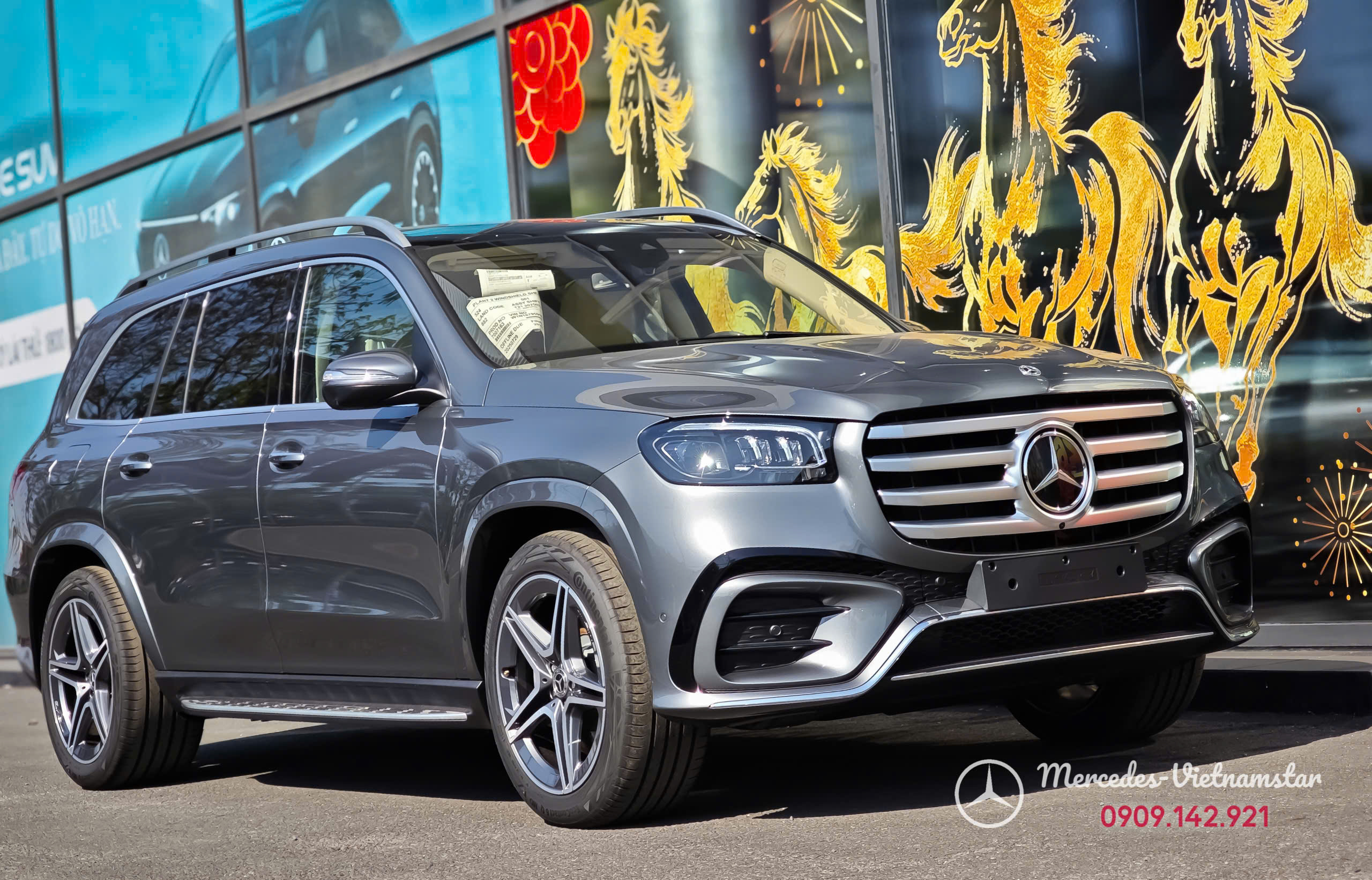 Góc nhìn ngang thân xe GLS 450 4MATIC màu Xám Selenite dài 5,2m