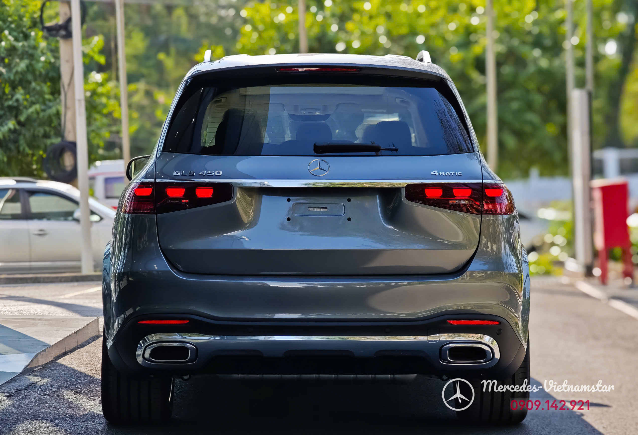 Đuôi xe GLS 450 màu Xám nổi bật với cụm đèn hậu LED đồ họa mới