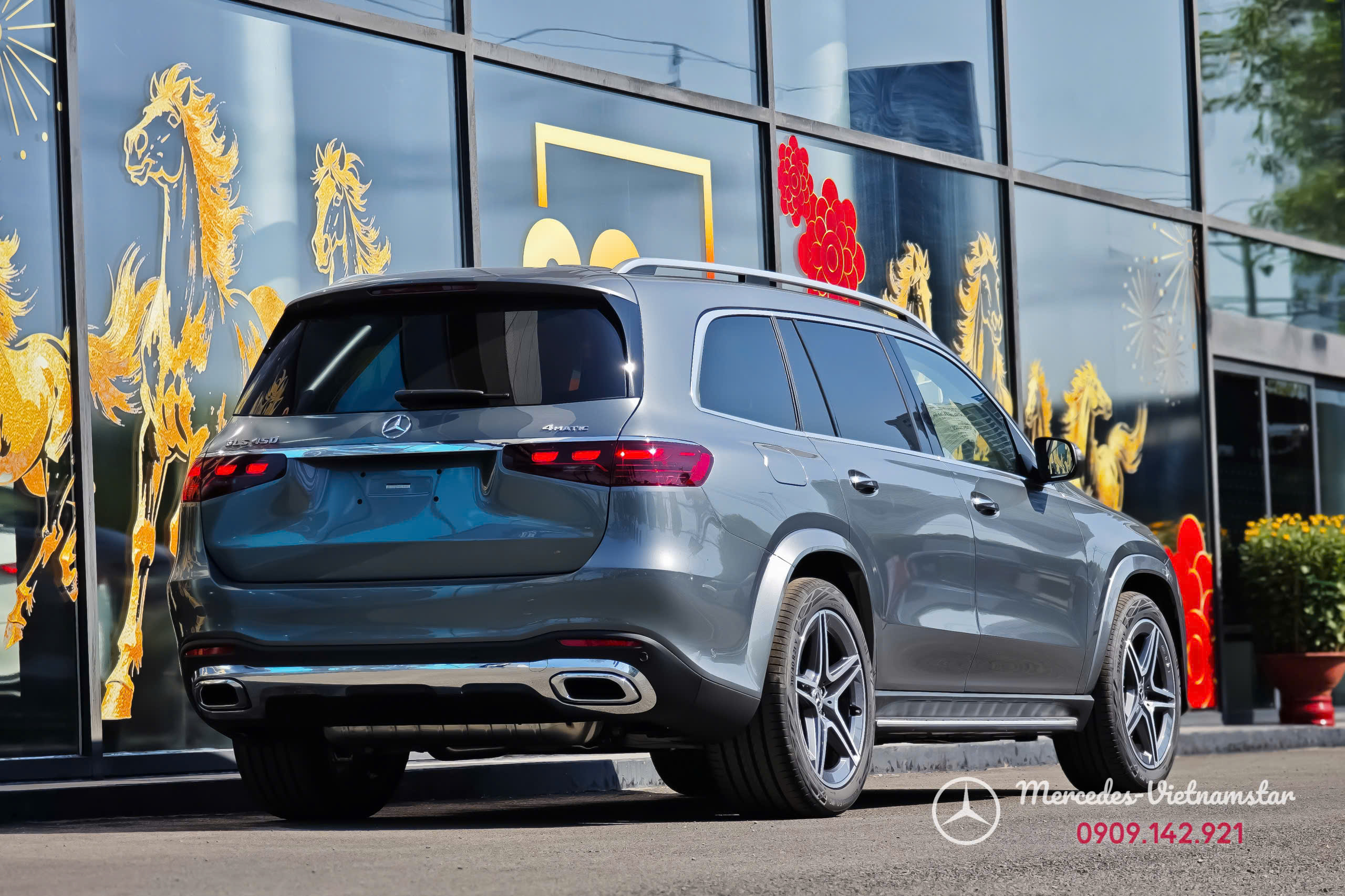 Mercedes GLS 450 màu Xám Selenite trang bị gói ngoại thất AMG Line