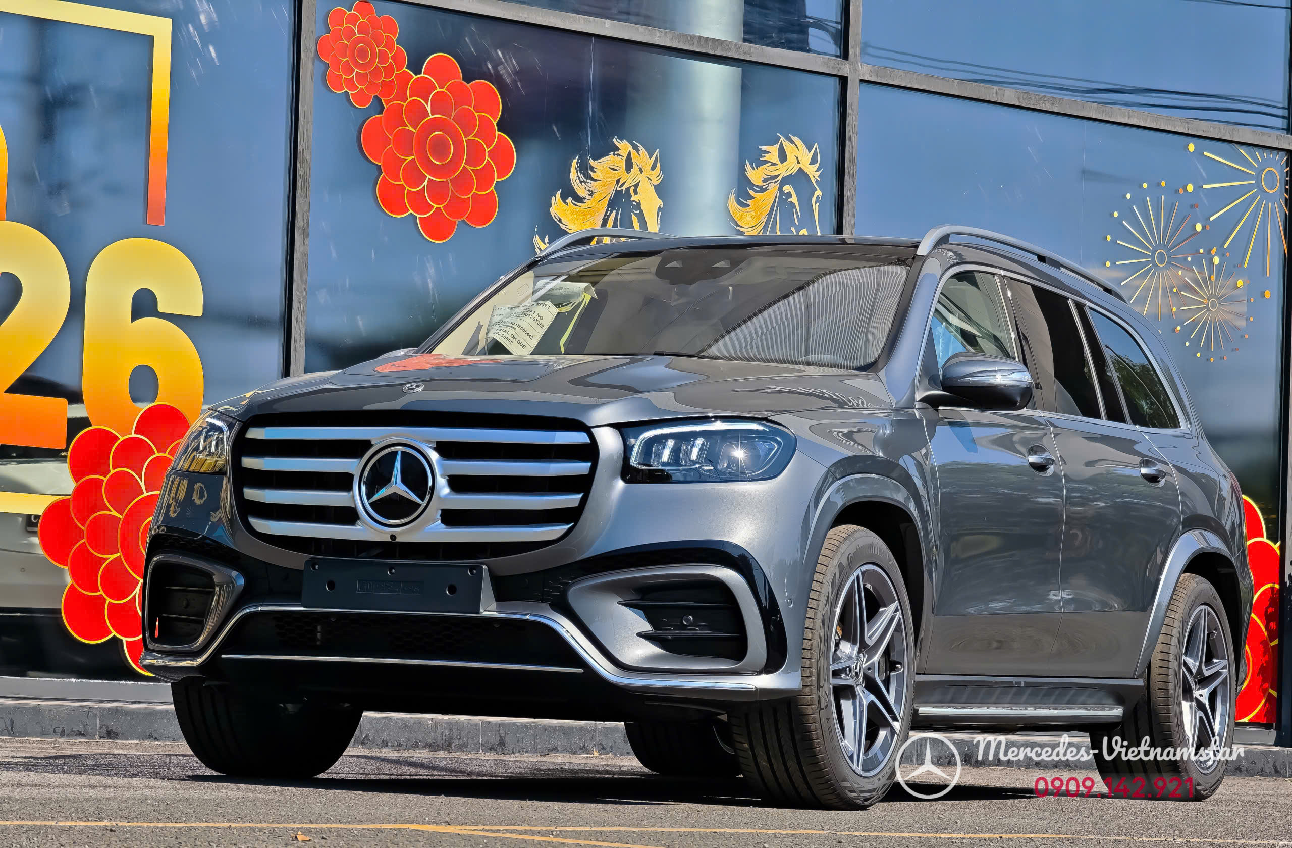 Mercedes-Benz GLS 450 4MATIC màu Xám Selenite Grey sang trọng
