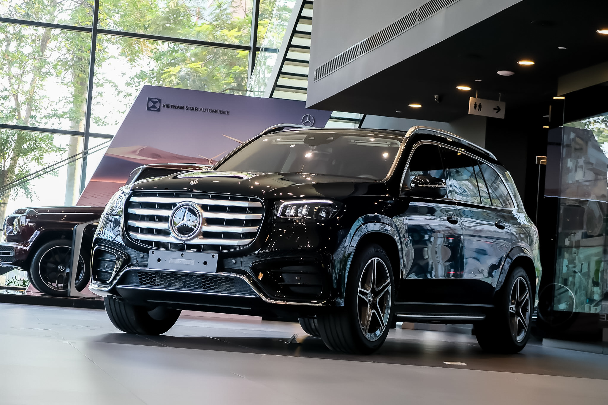 lưới tản nhiệt gls 450 2025 nâng cấp với 4 thanh ngang chrome và logo ngôi sao lớn