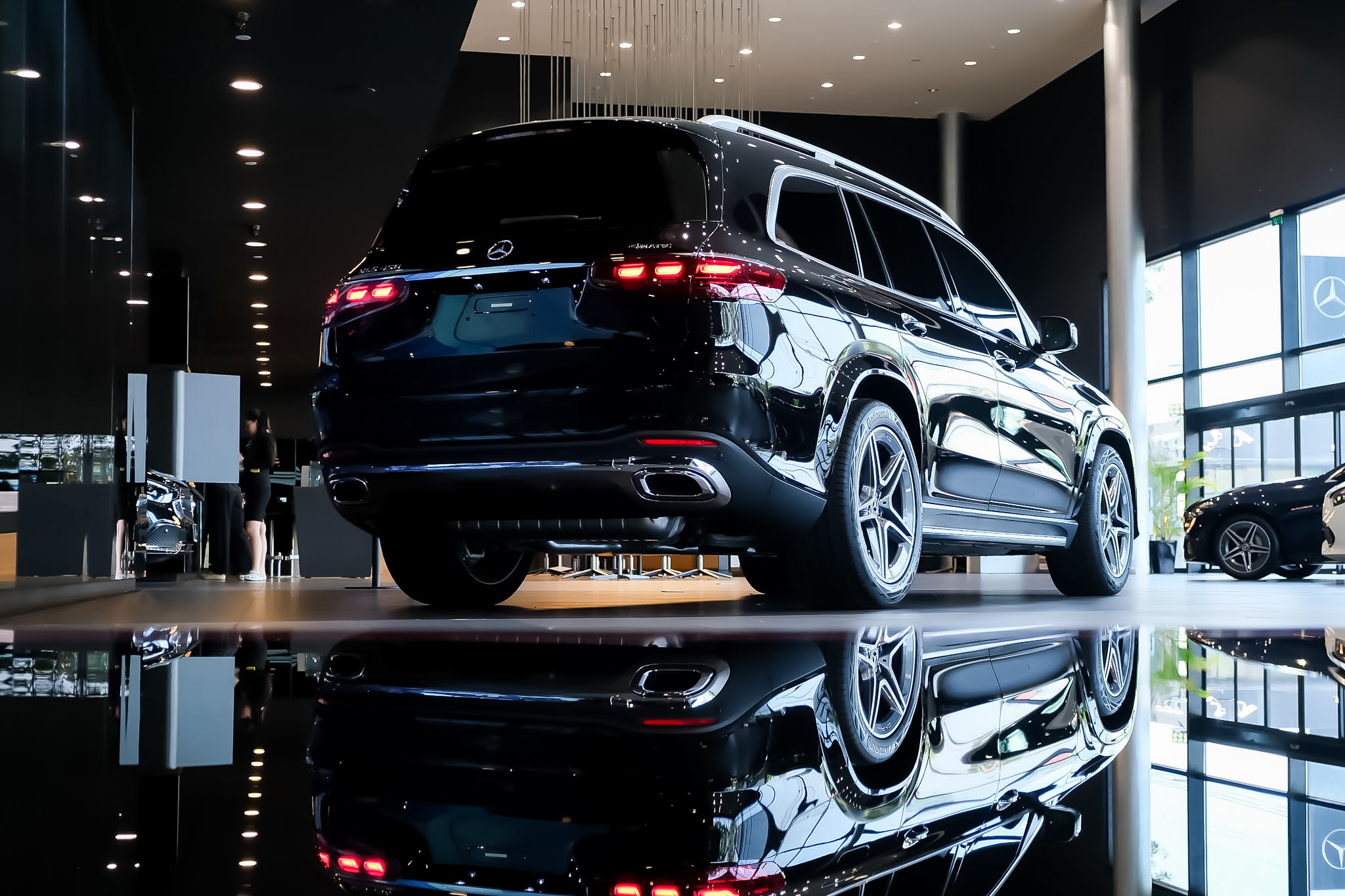 góc chụp 3/4 phía sau gls 450 facelift 2025 thể hiện sự bề thế